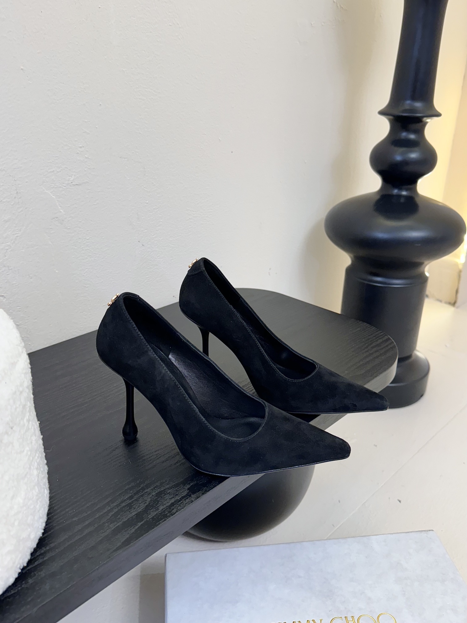 
Jimmy Choo 将圆润光泽镶嵌于足尖
为你的穿搭映亮魅力，璀璨每刻!
莹润动人，轻易动心
Jim