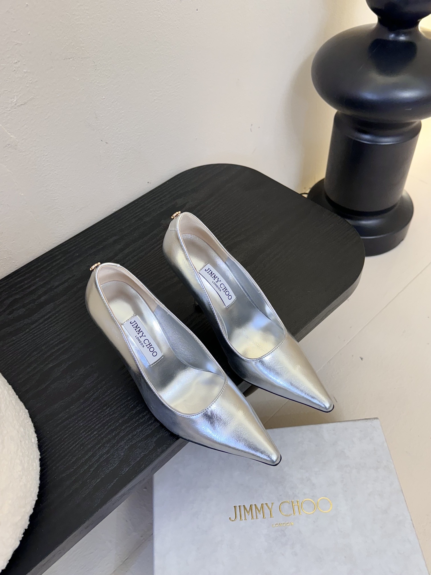 
Jimmy Choo 将圆润光泽镶嵌于足尖
为你的穿搭映亮魅力，璀璨每刻!
莹润动人，轻易动心
Jim