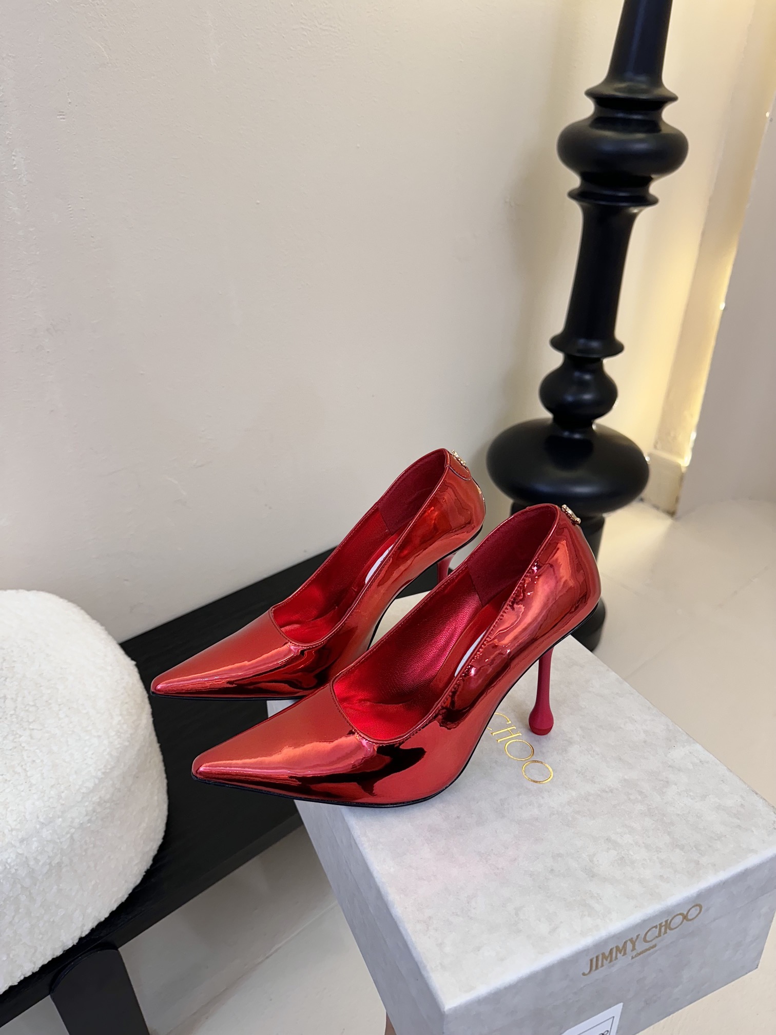 
Jimmy Choo 将圆润光泽镶嵌于足尖
为你的穿搭映亮魅力，璀璨每刻!
莹润动人，轻易动心
Jim