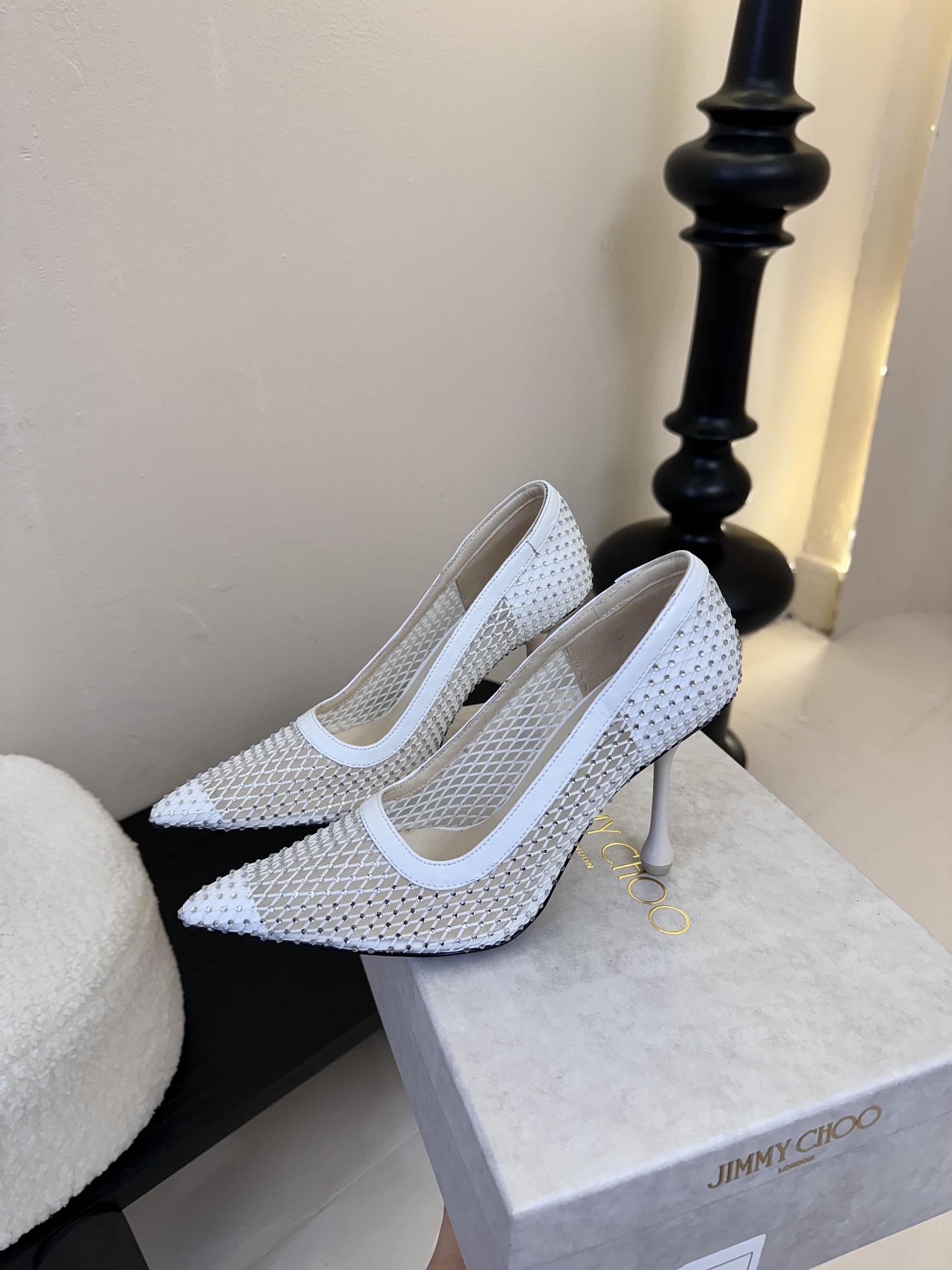 
Jimmy Choo 将圆润光泽镶嵌于足尖
为你的穿搭映亮魅力，璀璨每刻!
莹润动人，轻易动心
Jim