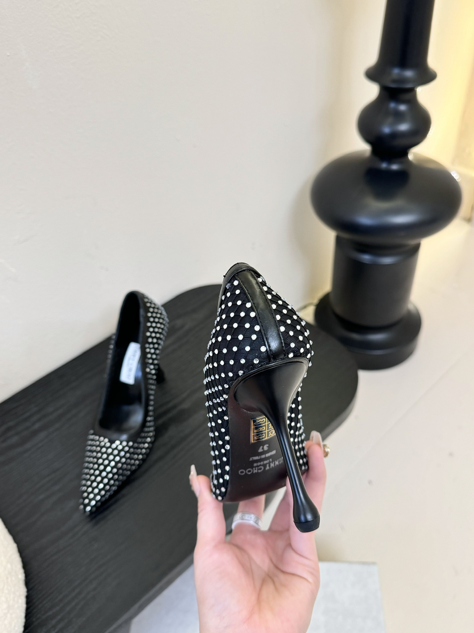 
Jimmy Choo 将圆润光泽镶嵌于足尖
为你的穿搭映亮魅力，璀璨每刻!
莹润动人，轻易动心
Jim