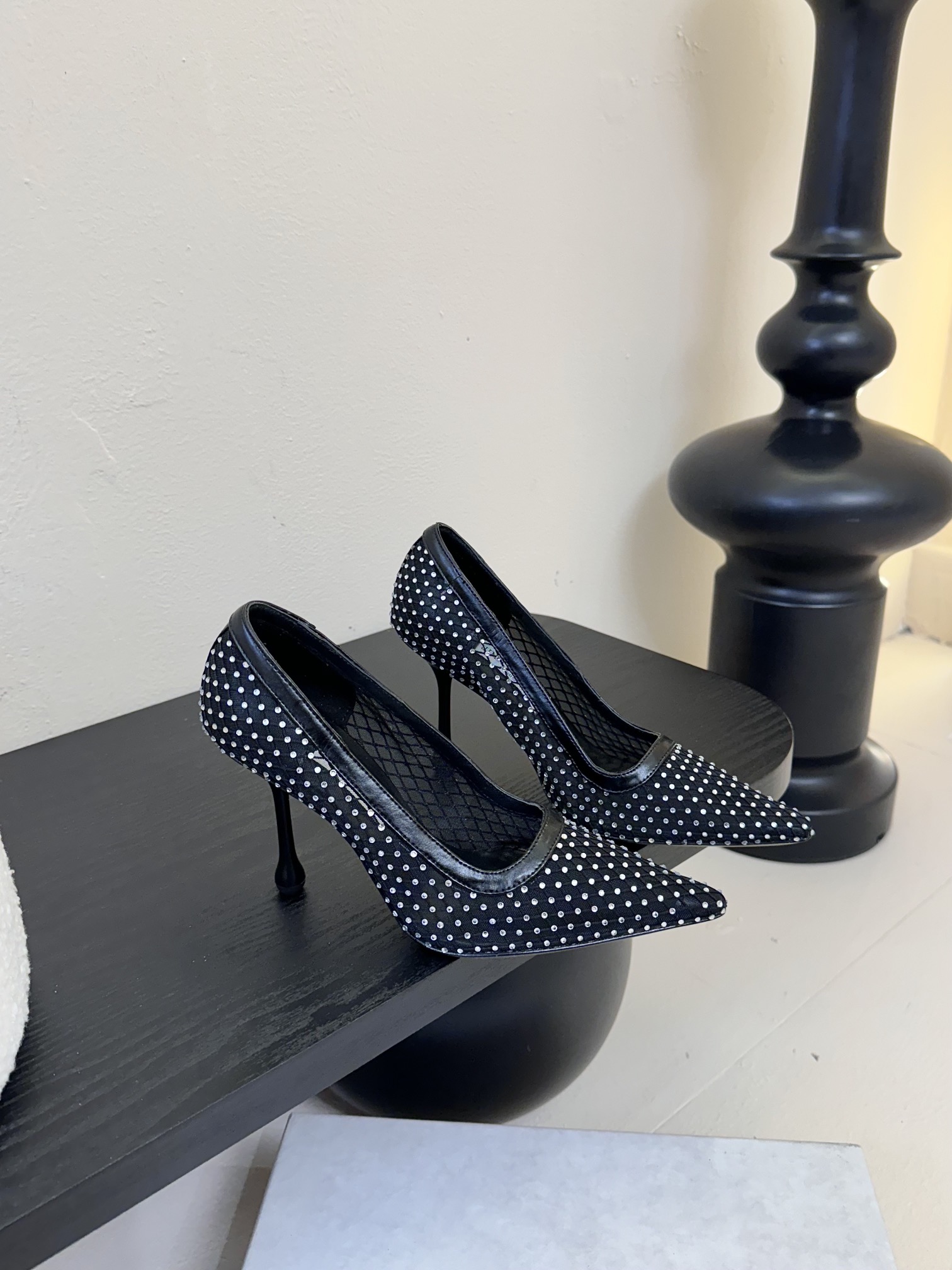 
Jimmy Choo 将圆润光泽镶嵌于足尖
为你的穿搭映亮魅力，璀璨每刻!
莹润动人，轻易动心
Jim