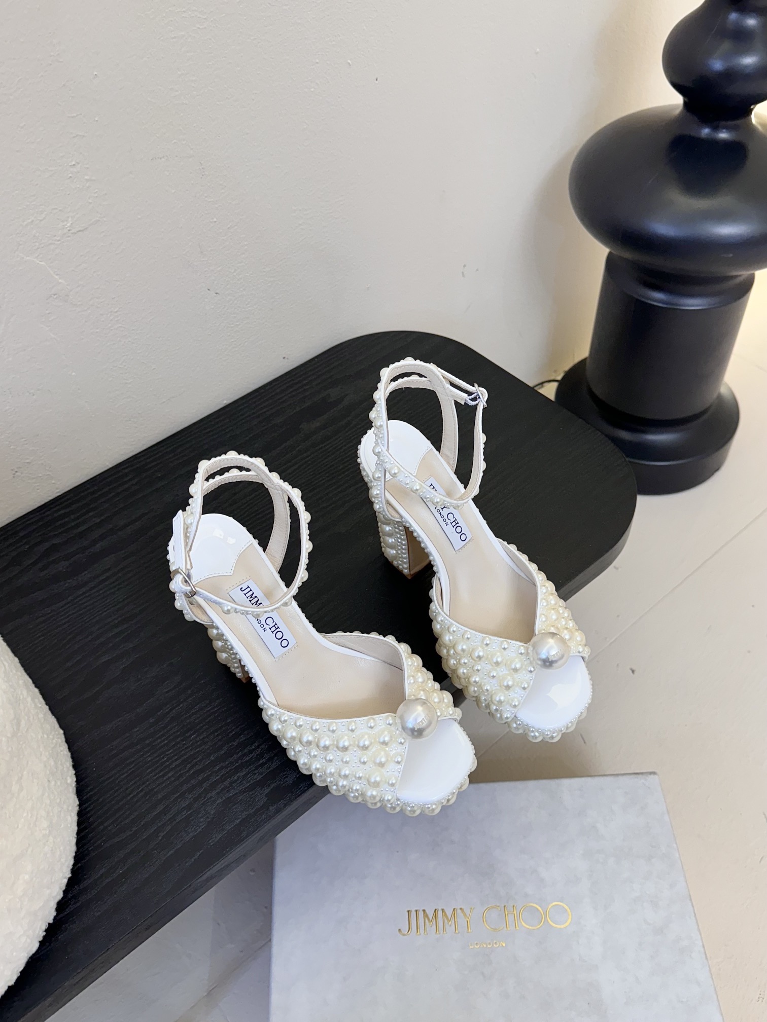 NO:249045,JlMMY CHOO (Zhou Yangjie) Full series of white pearl shoes (top version, belated counter attack!) ——————————————————————————————————————————————————————————————————————————————————————————————————  The original version of Italy bought a few super expensive pairs of original versions!  Customized TPU surface gloss fabric with pearl sticking technology!  The color, size and size of the pearls and several small models are exactly the same as the original version!  It is not the kind of currency, inner foot pads made of all grains and leather!  The big pearls with the JimmyChoo logo on the upper must be customized and time-consuming!  Coupled with the Taiwanese master's careful last adjustment and original mold opening and shaping midsole to increase accuracy!  Perfect!  The accuracy of everything can ensure that the shoes do not deform for a long time - the heel is super stable - the key is not to lose the heel!  This is a process that many factories cannot do!  Don’t look at a simple pair of high heels, if you want to make a pair of qualified high heels, the inner craftsmanship is indispensable!  Fairies will tell the benefits after trying it out~ This resonates a lot!  Top craftsmanship welcomes comparison!  Italian leather outsole!  This high heel is also very comfortable to wear due to the last, which solves the troubles of fairies who love to wear high heels!  Heel show bdetails ————————————— ⊿size. ｜35-39 (34,40,41 customized) ⊿color｜Pearl gloss white ⊿Material ｜Italian cowhide, high heels, high heels, cowhide, Leather soles19860909JlMMY CHOO(周仰杰） 白色珍珠鞋全系列（顶级版,迟来逆袭！） —————————————— 专柜限量款！原版意大利购入超贵的几双原版！鞋面定制的TPU面亮光面料烫粘珍珠工艺！珍珠的颜色大小型号、好几个小型号都和原版一摸一样哈！并非市场做的那种通货、内里垫脚均全粒面皮面制作！鞋面上带JimmyChoo 标识的大珍珠肯定也是定制出来的、耗时不短！ 加上台湾师傅的精心调楦、原版开模定型中底增加精确度！完美！一切的精确度可以保证鞋子长期不变形-鞋跟超级稳-重点是不掉跟！ 这是很多工厂都做不到的工艺！ 别看简简单单的一双高跟鞋,如果要做到一双合格的高跟鞋其实内在的工艺缺一不可！仙女们上脚一试便知其中好处～这个可是很多共鸣的哟！ 顶级工艺欢迎对比！意大利真皮大底！这个高跟因为楦头原因上脚也超舒服解决了爱穿高跟鞋仙女们的烦恼！ 鞋跟 show bdetails ————————————  ⊿size. ｜35-39（34,40,41订制）  ⊿color｜珍珠亮光白色  ⊿材质 ｜意大利牛皮底,高跟鞋凉鞋,jimmy choo,sandals,high heels,cowhide,Leather soles,Women's Shoes