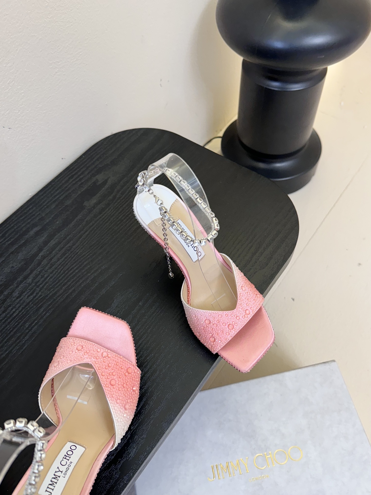 
Jimmy Choo 2025春夏系列
重逢惊艳，优雅邂逅
碰撞之美即将驭梦而来
——————————