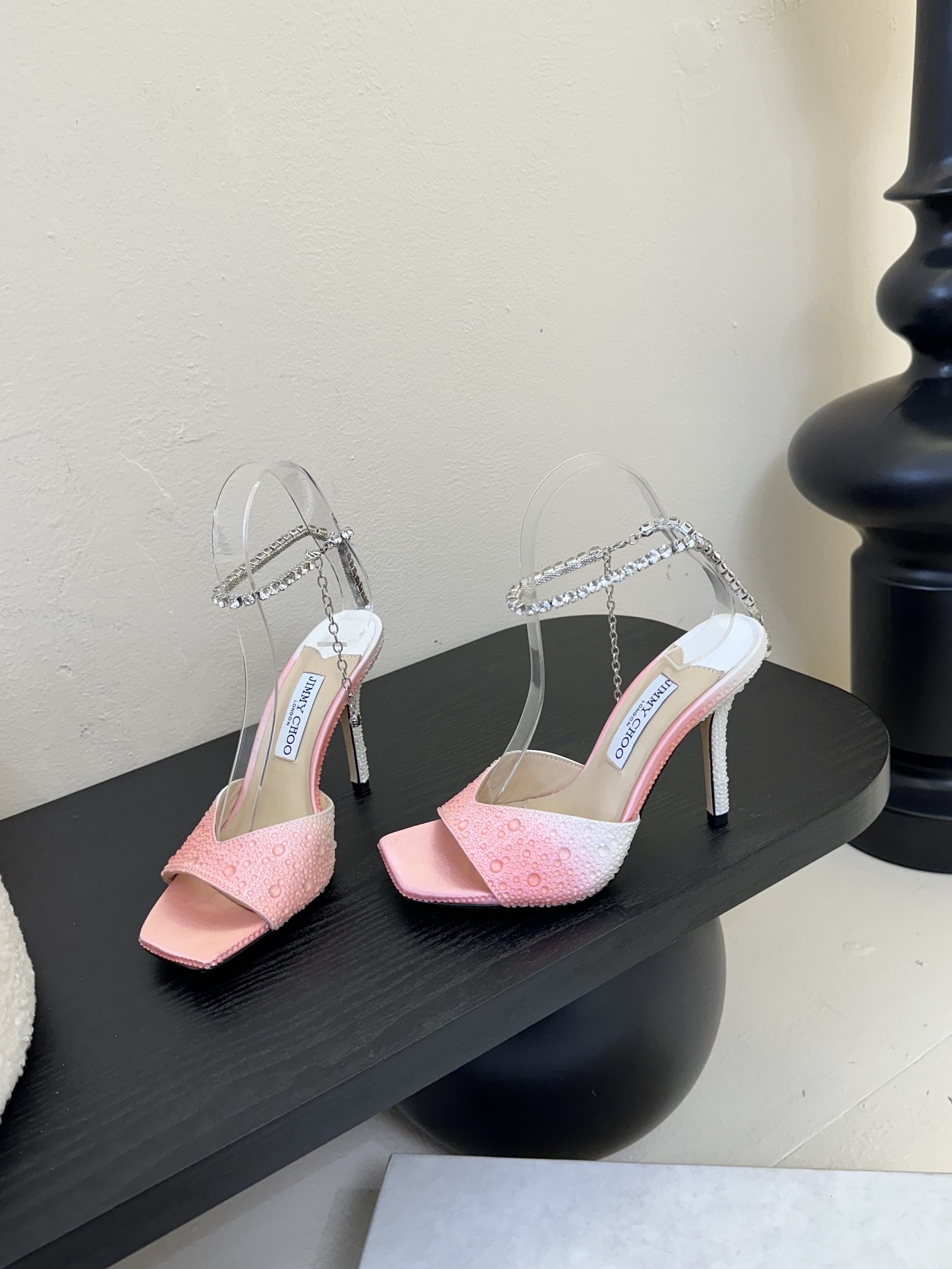 
Jimmy Choo 2025春夏系列
重逢惊艳，优雅邂逅
碰撞之美即将驭梦而来
——————————