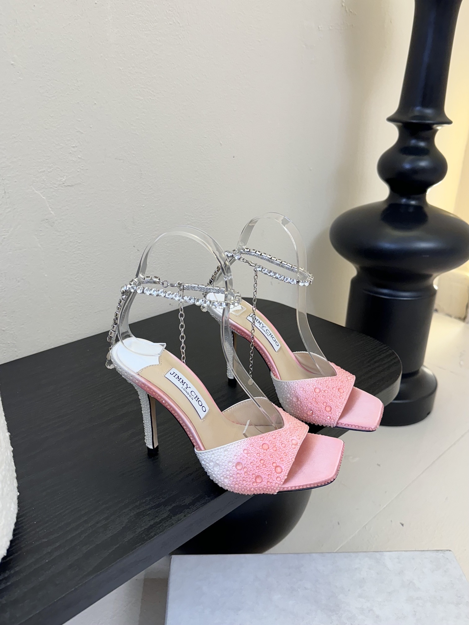 
Jimmy Choo 2025春夏系列
重逢惊艳，优雅邂逅
碰撞之美即将驭梦而来
——————————