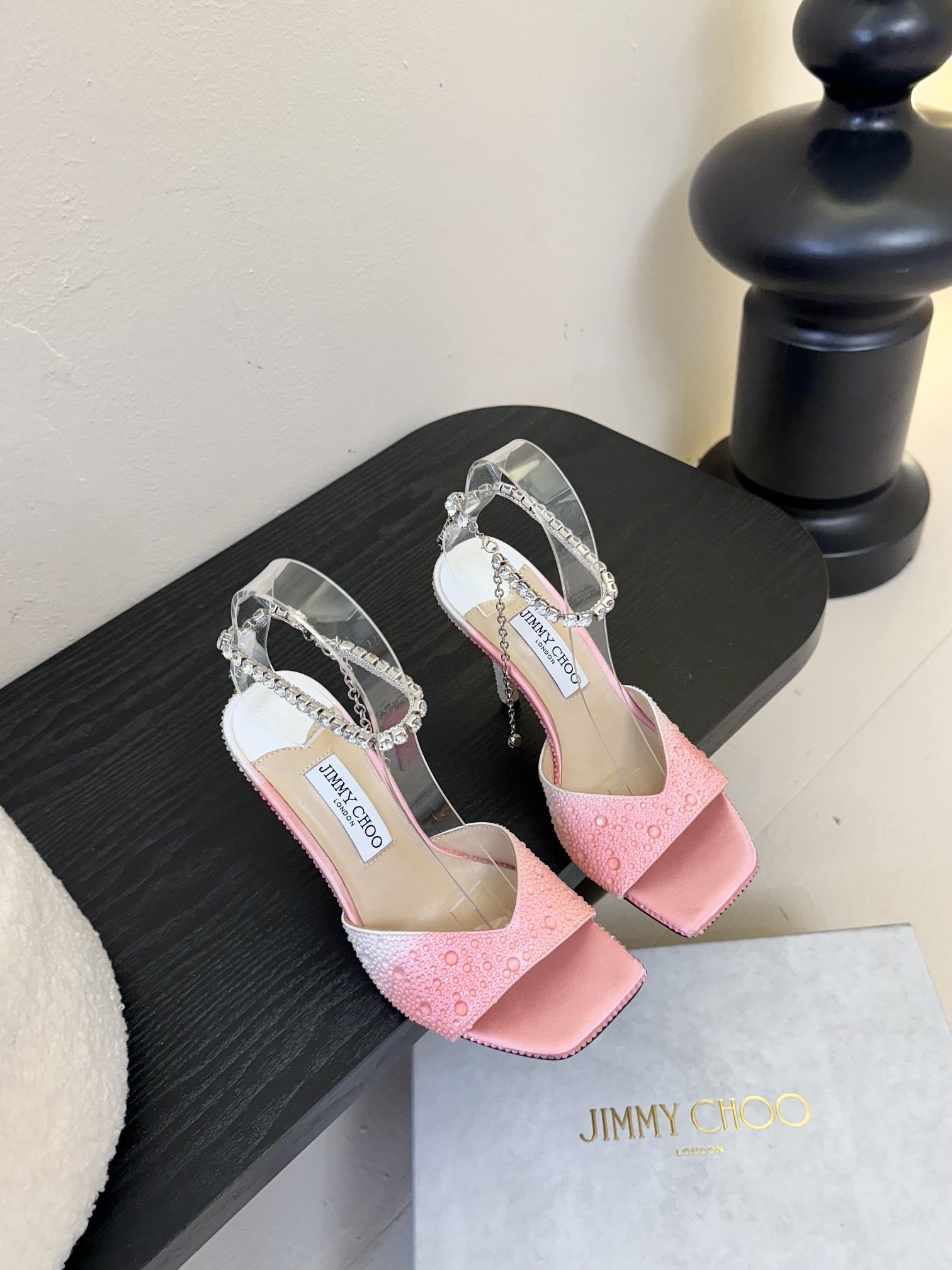 
Jimmy Choo 2025春夏系列
重逢惊艳，优雅邂逅
碰撞之美即将驭梦而来
——————————