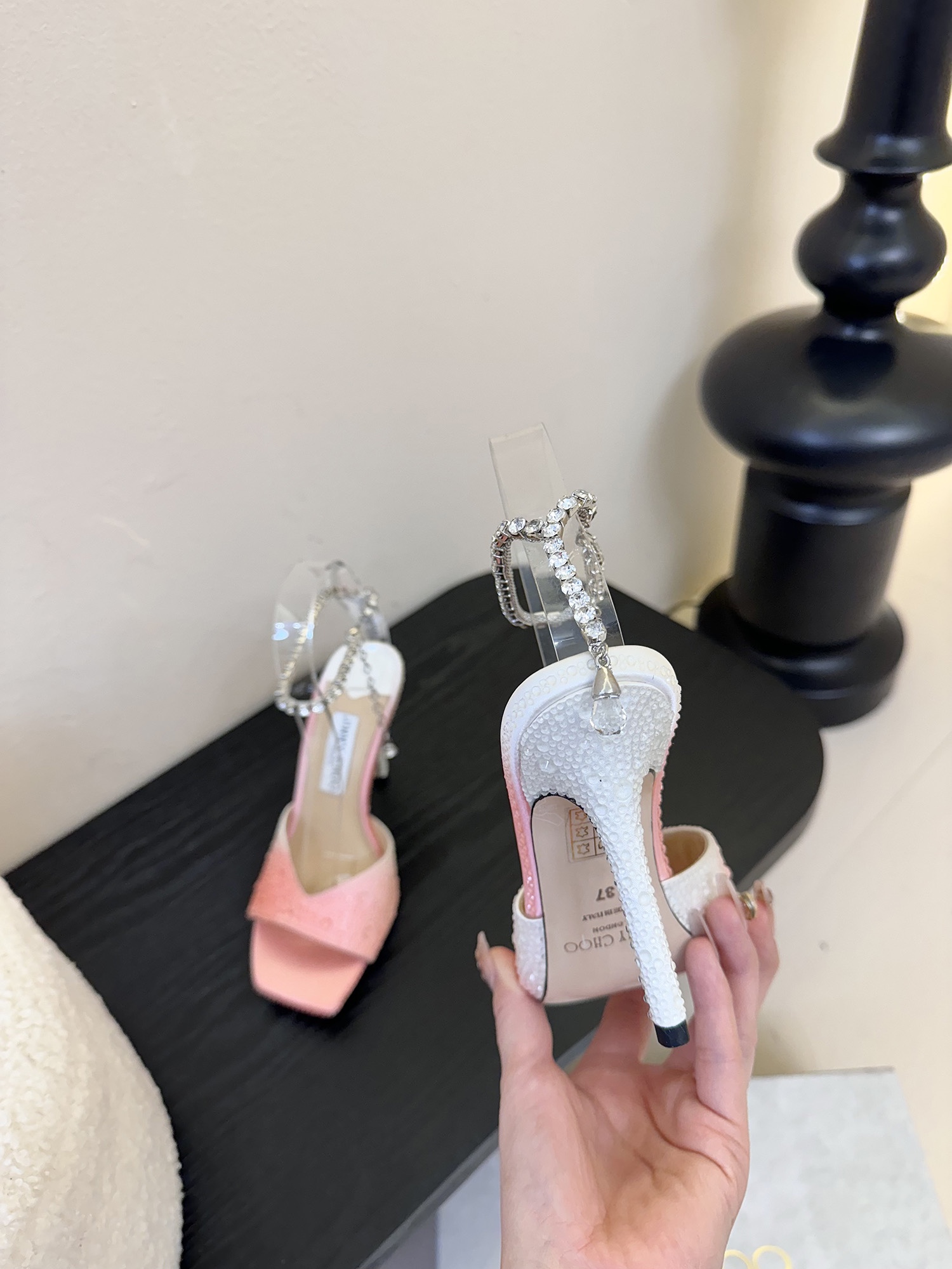 
Jimmy Choo 2025春夏系列
重逢惊艳，优雅邂逅
碰撞之美即将驭梦而来
——————————