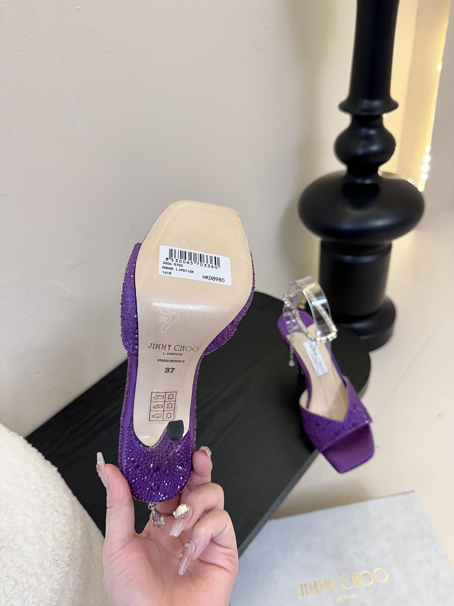 
Jimmy Choo 2025春夏系列
重逢惊艳，优雅邂逅
碰撞之美即将驭梦而来
——————————