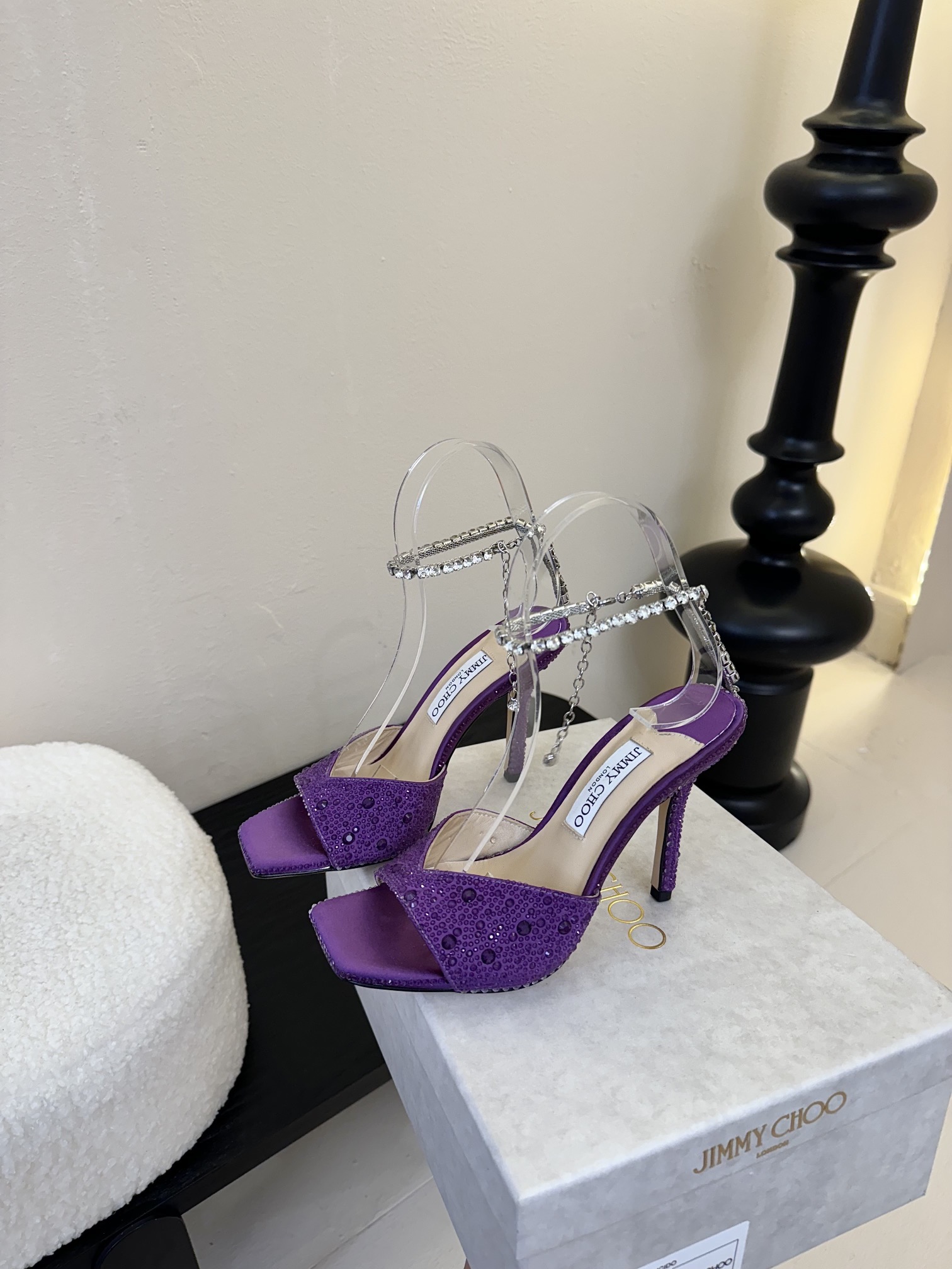 
Jimmy Choo 2025春夏系列
重逢惊艳，优雅邂逅
碰撞之美即将驭梦而来
——————————
