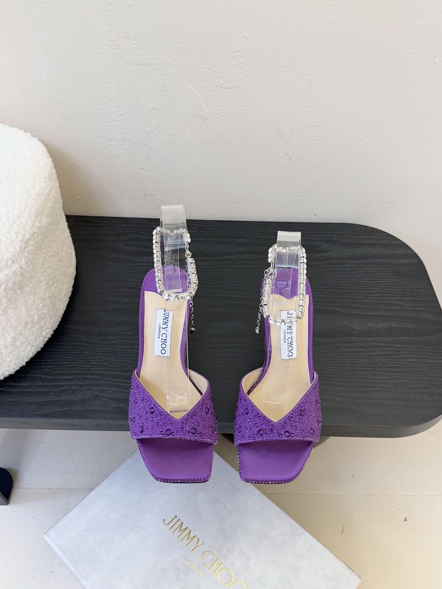 
Jimmy Choo 2025春夏系列
重逢惊艳，优雅邂逅
碰撞之美即将驭梦而来
——————————