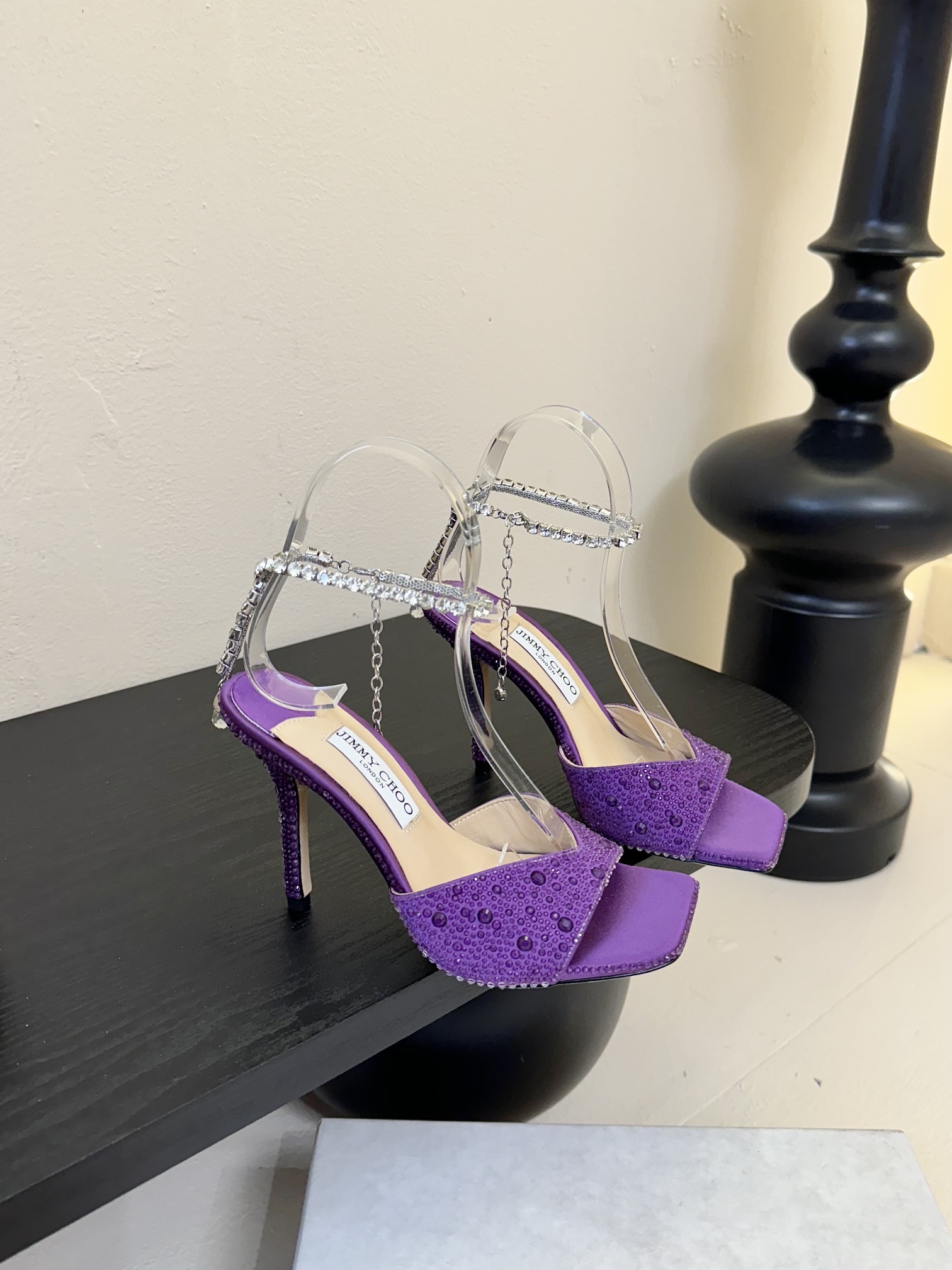 
Jimmy Choo 2025春夏系列
重逢惊艳，优雅邂逅
碰撞之美即将驭梦而来
——————————