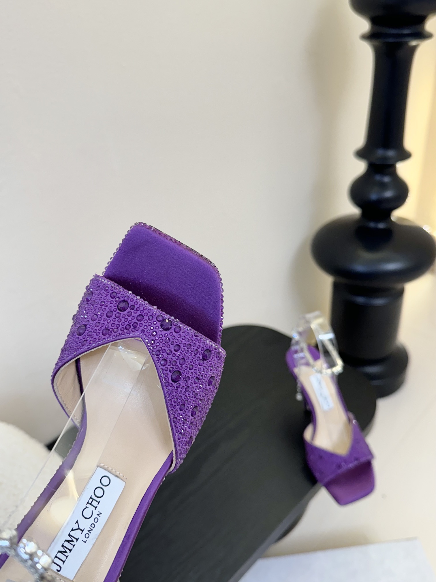 
Jimmy Choo 2025春夏系列
重逢惊艳，优雅邂逅
碰撞之美即将驭梦而来
——————————