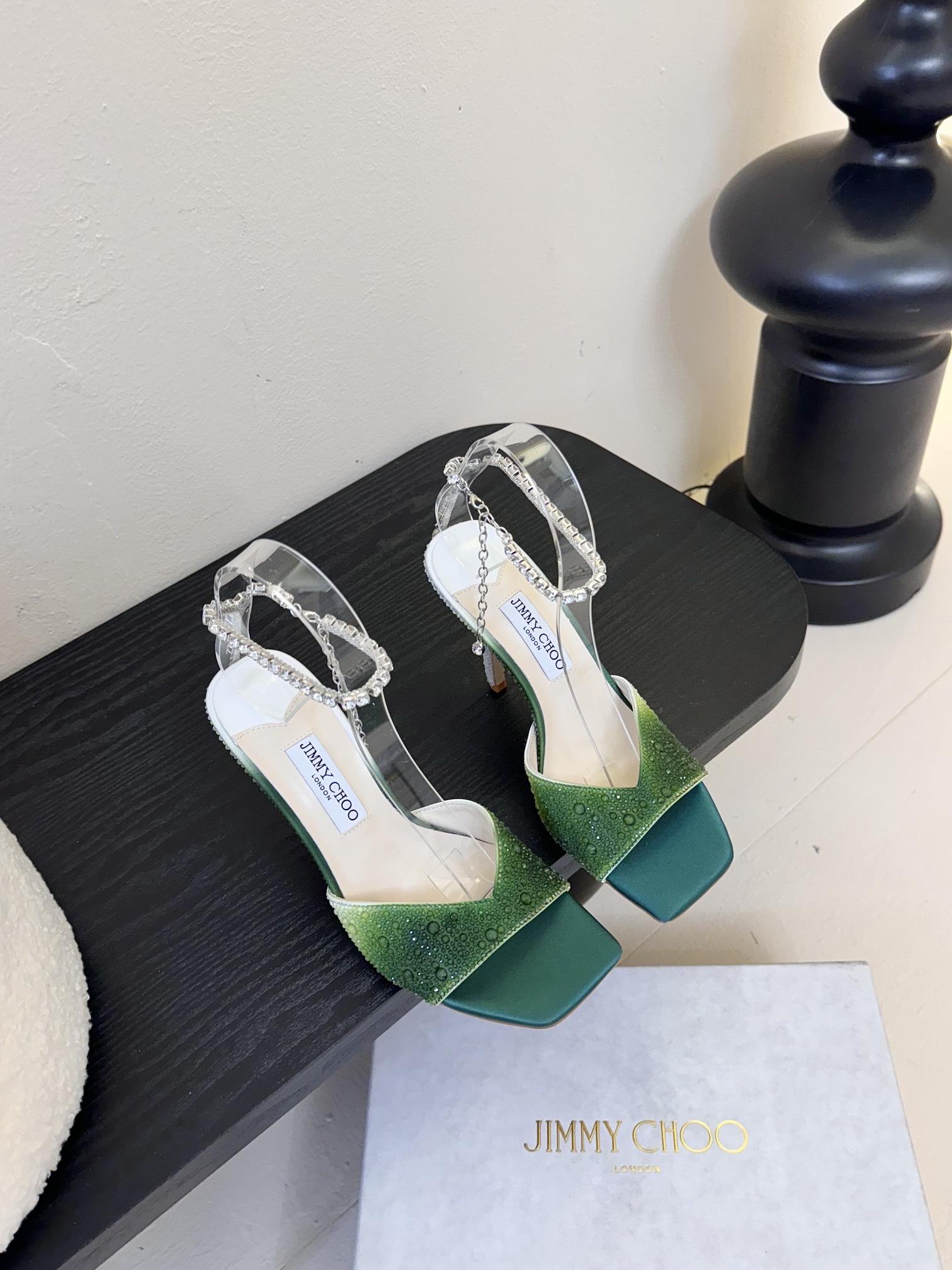 
Jimmy Choo 2025春夏系列
重逢惊艳，优雅邂逅
碰撞之美即将驭梦而来
——————————