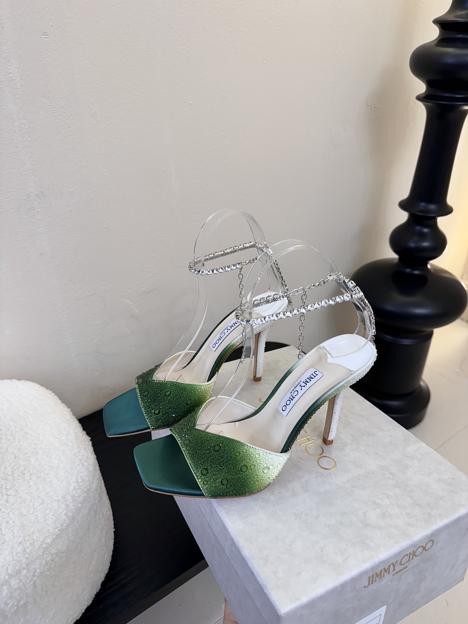 
Jimmy Choo 2025春夏系列
重逢惊艳，优雅邂逅
碰撞之美即将驭梦而来
——————————