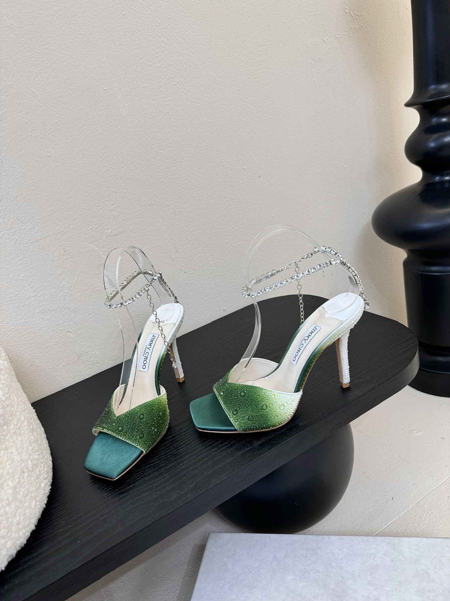 
Jimmy Choo 2025春夏系列
重逢惊艳，优雅邂逅
碰撞之美即将驭梦而来
——————————