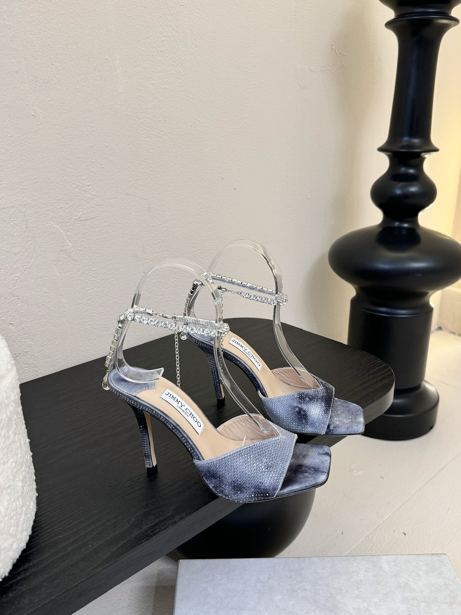 
Jimmy Choo 2025春夏系列
重逢惊艳，优雅邂逅
碰撞之美即将驭梦而来
——————————