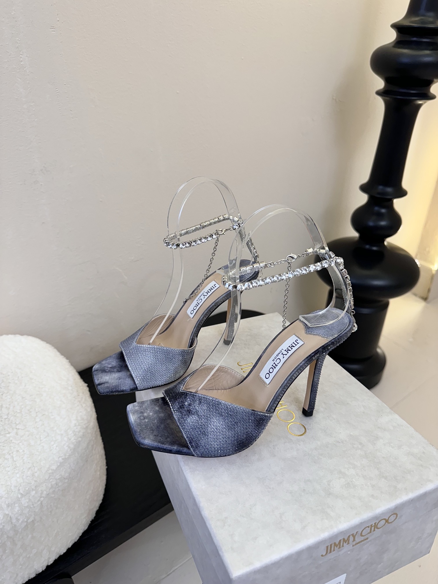 
Jimmy Choo 2025春夏系列
重逢惊艳，优雅邂逅
碰撞之美即将驭梦而来
——————————