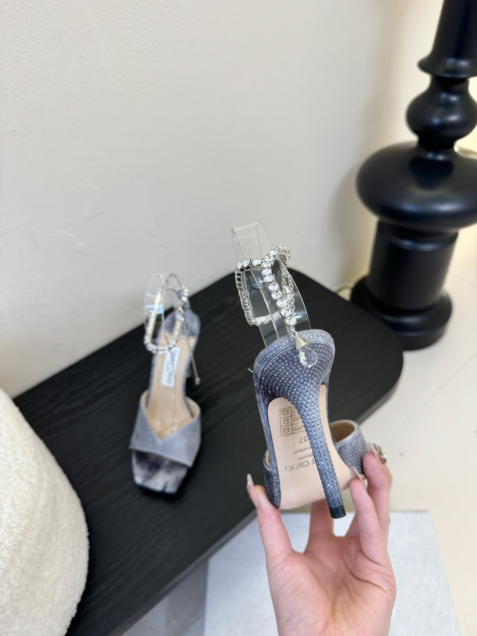 
Jimmy Choo 2025春夏系列
重逢惊艳，优雅邂逅
碰撞之美即将驭梦而来
——————————