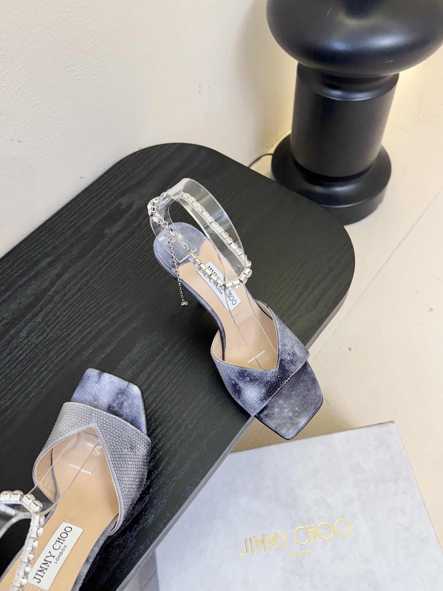 
Jimmy Choo 2025春夏系列
重逢惊艳，优雅邂逅
碰撞之美即将驭梦而来
——————————