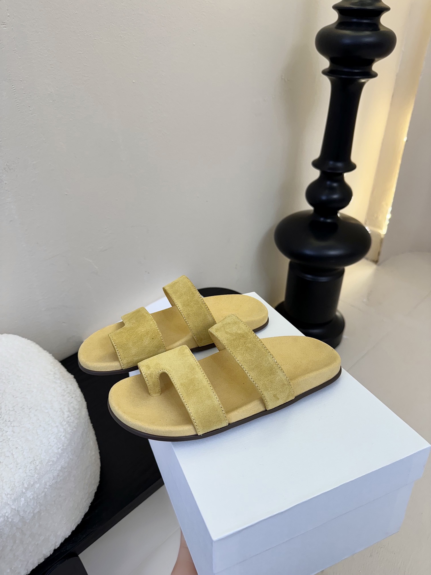 
The row 25ss 春夏新款简易皱面简易平底 夹脚拖鞋！

Therow一贯的极简风格 干净利落