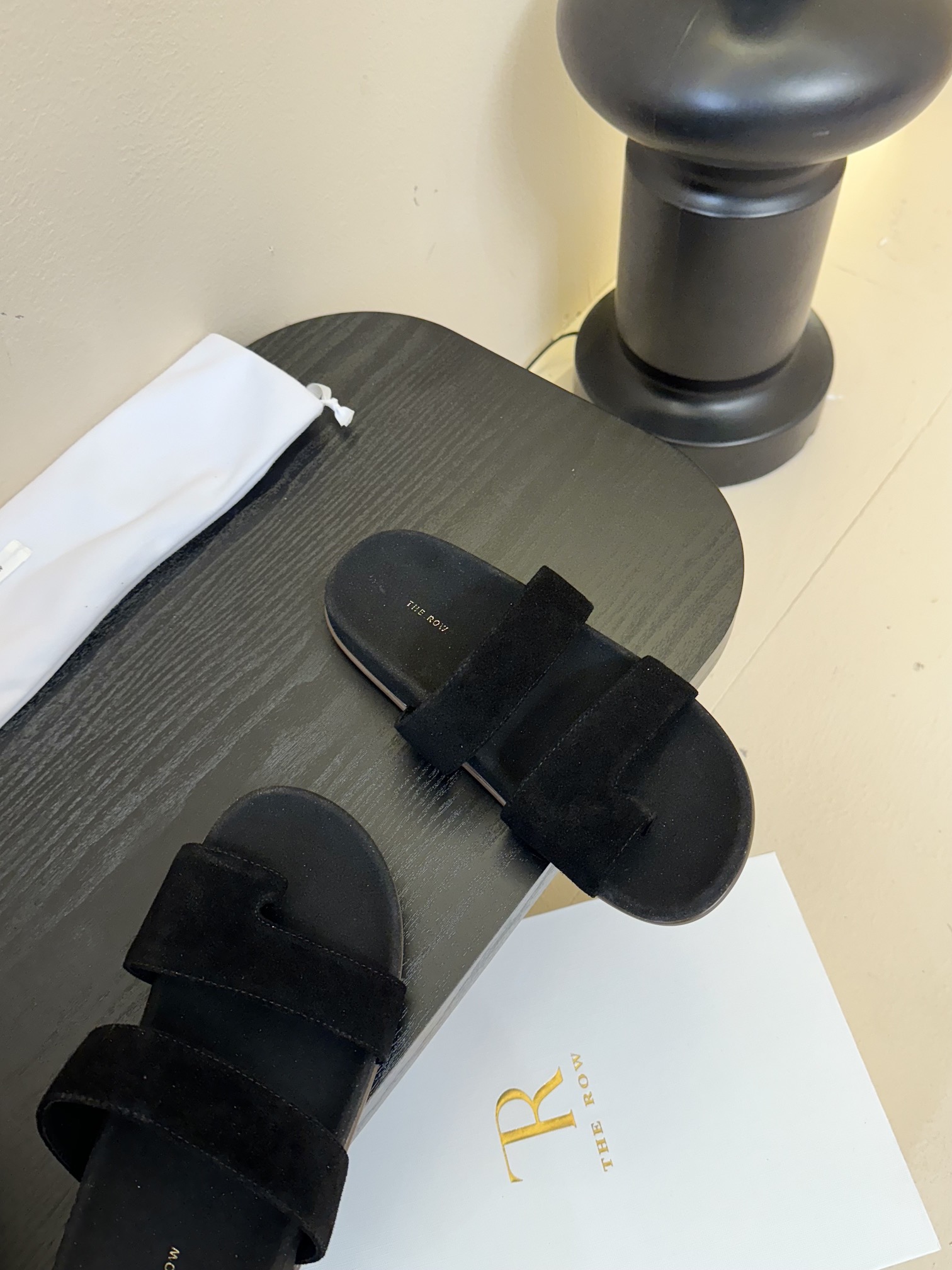 
The row 25ss 春夏新款简易皱面简易平底 夹脚拖鞋！

Therow一贯的极简风格 干净利落