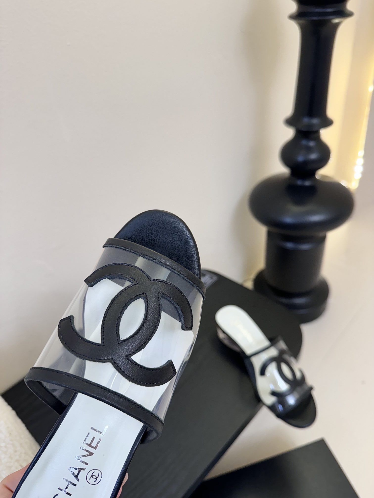 
Chanel 小香 25ss 春夏新品度假 PVC透明胶片 懒人拖 

小香的一款全新设计 鞋面透明材