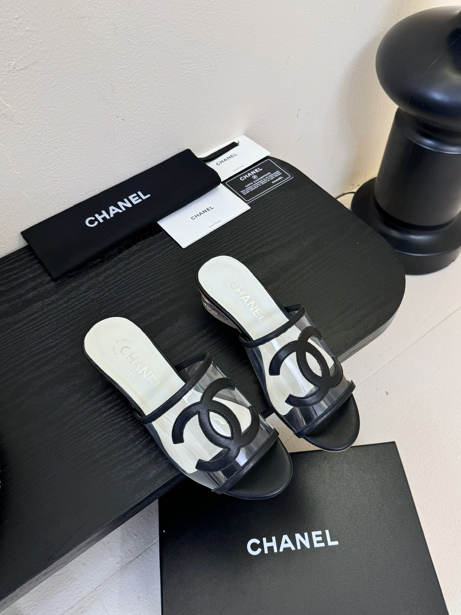 
Chanel 小香 25ss 春夏新品度假 PVC透明胶片 懒人拖 

小香的一款全新设计 鞋面透明材