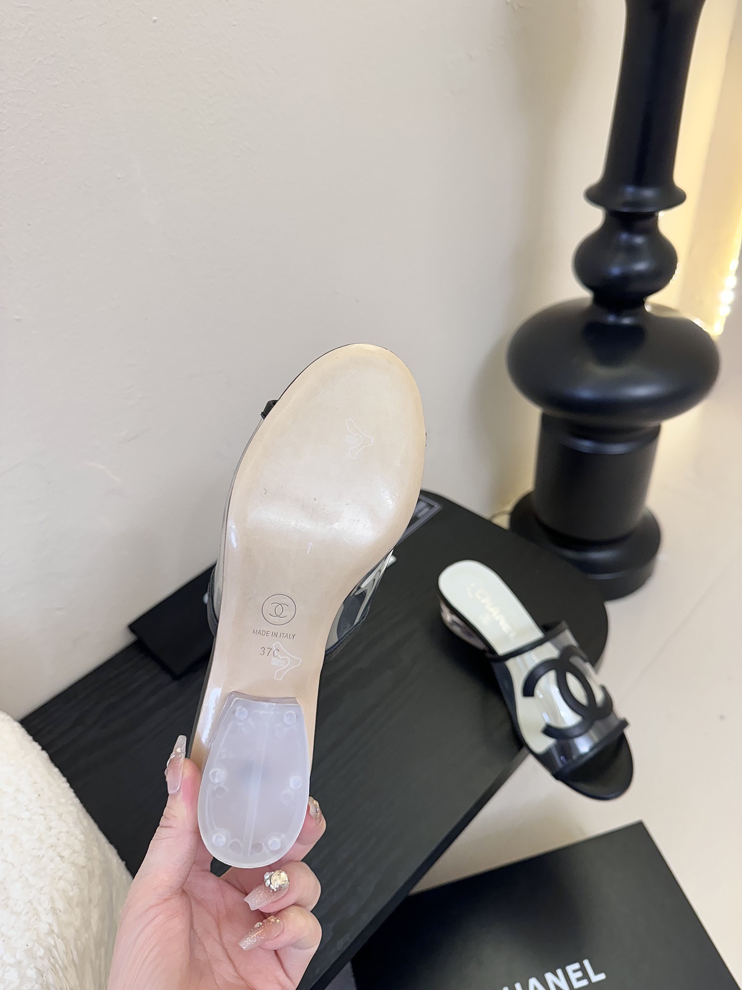 
Chanel 小香 25ss 春夏新品度假 PVC透明胶片 懒人拖 

小香的一款全新设计 鞋面透明材