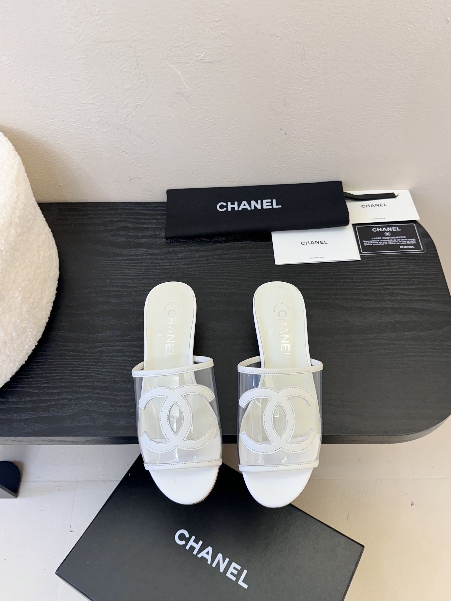 
Chanel 小香 25ss 春夏新品度假 PVC透明胶片 懒人拖 

小香的一款全新设计 鞋面透明材
