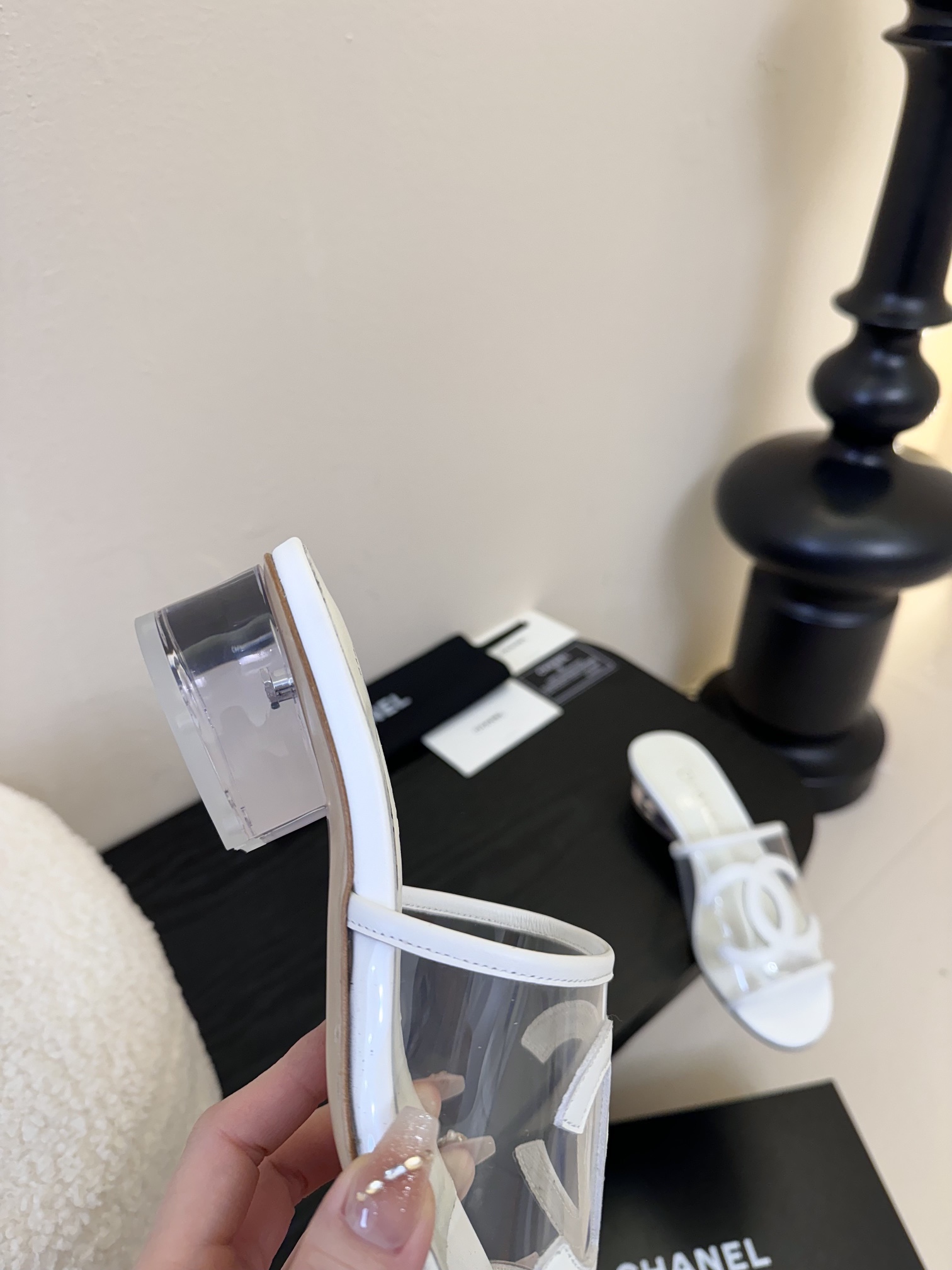 
Chanel 小香 25ss 春夏新品度假 PVC透明胶片 懒人拖 

小香的一款全新设计 鞋面透明材