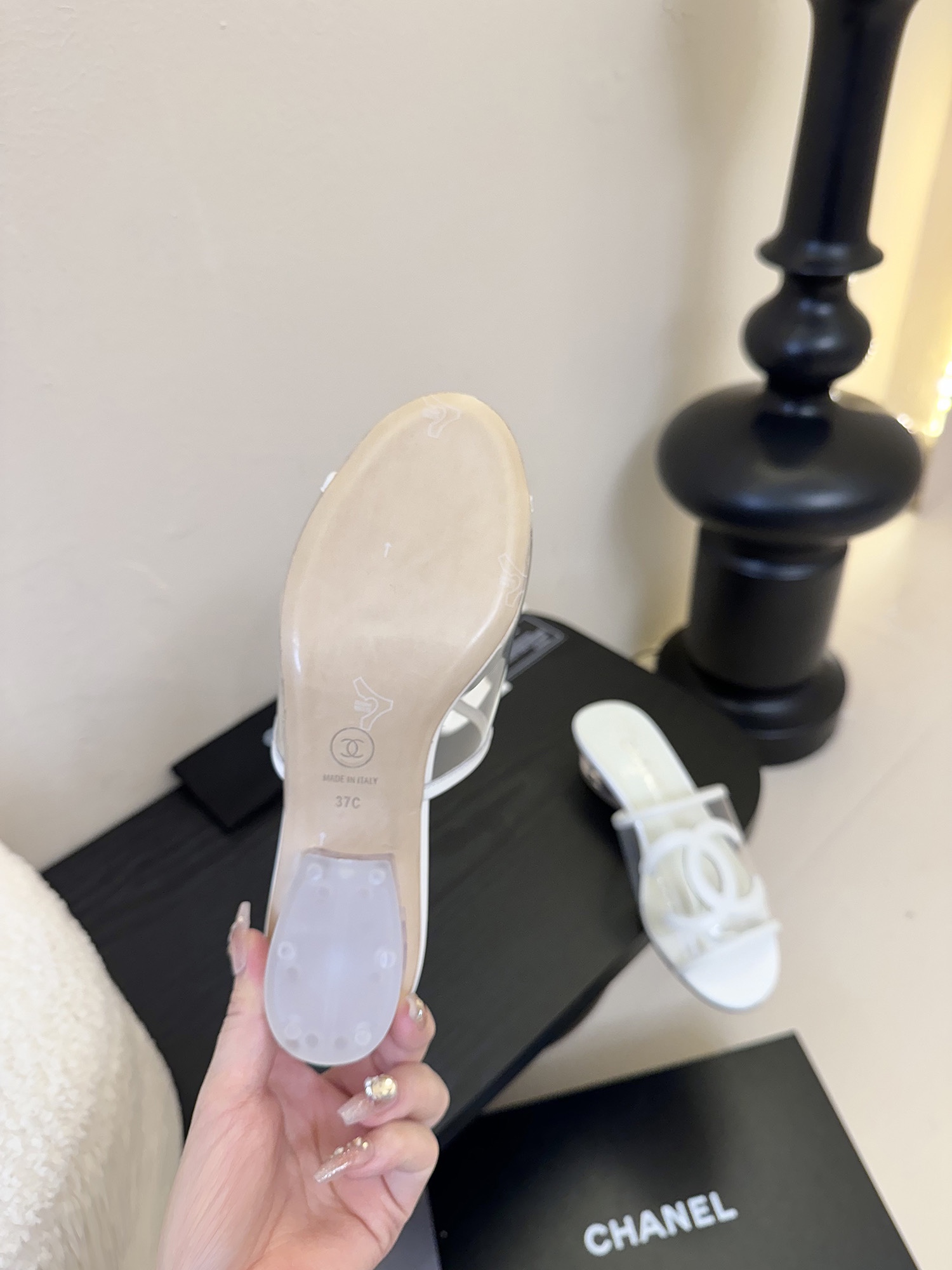 
Chanel 小香 25ss 春夏新品度假 PVC透明胶片 懒人拖 

小香的一款全新设计 鞋面透明材