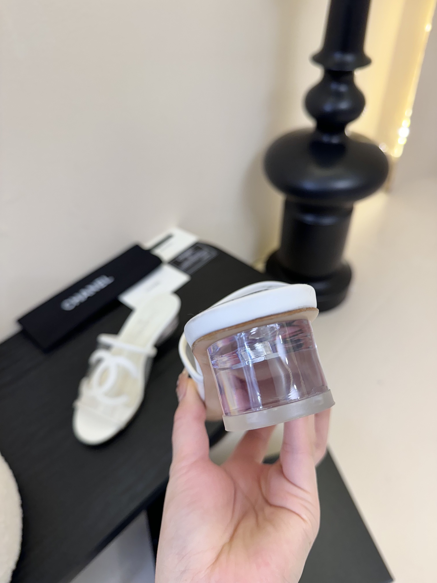 
Chanel 小香 25ss 春夏新品度假 PVC透明胶片 懒人拖 

小香的一款全新设计 鞋面透明材