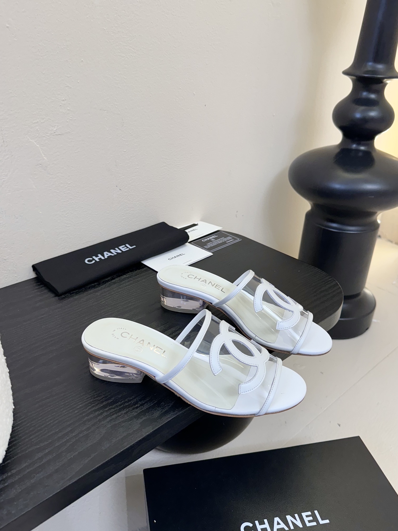 
Chanel 小香 25ss 春夏新品度假 PVC透明胶片 懒人拖 

小香的一款全新设计 鞋面透明材
