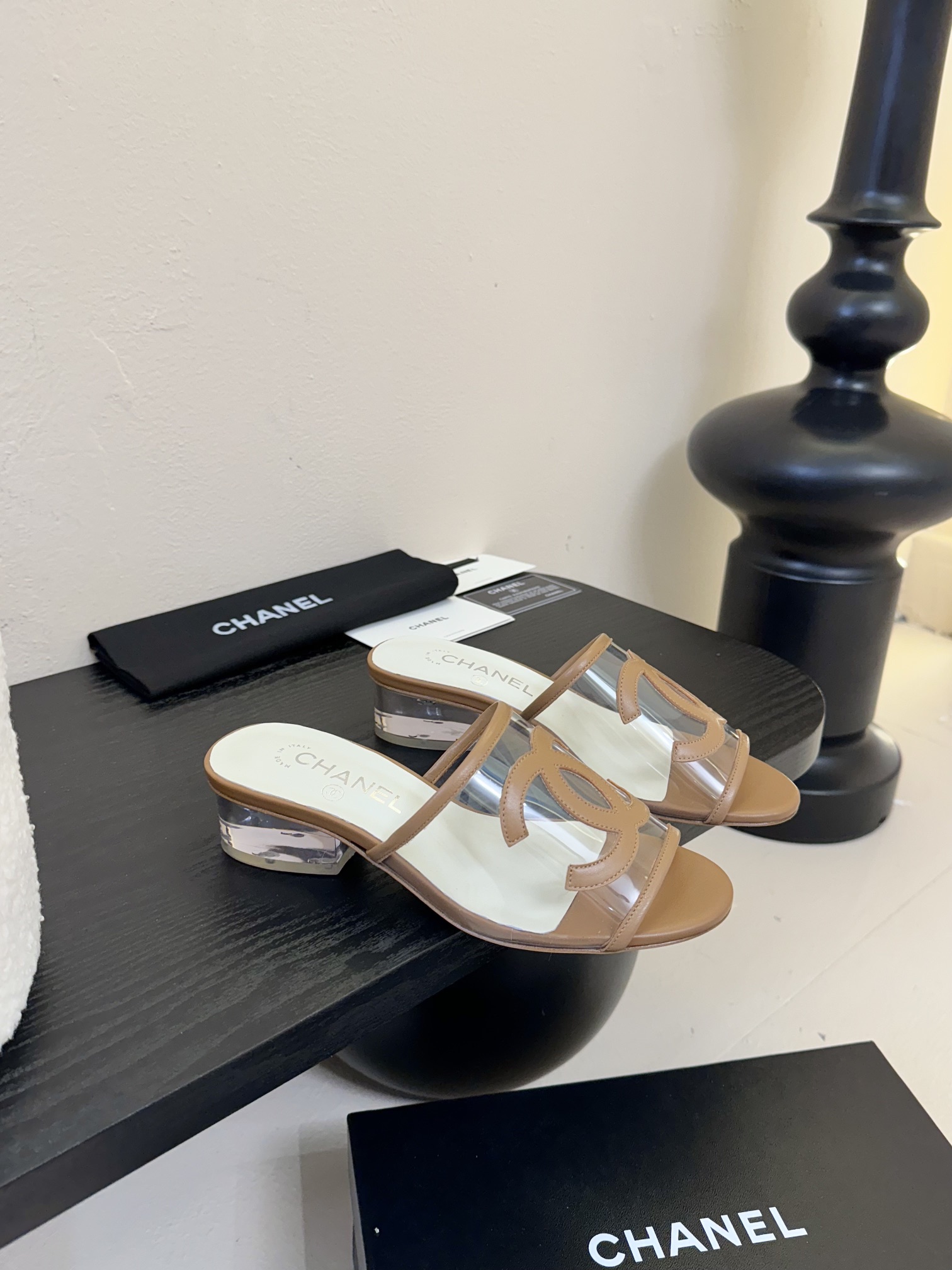 
Chanel 小香 25ss 春夏新品度假 PVC透明胶片 懒人拖 

小香的一款全新设计 鞋面透明材