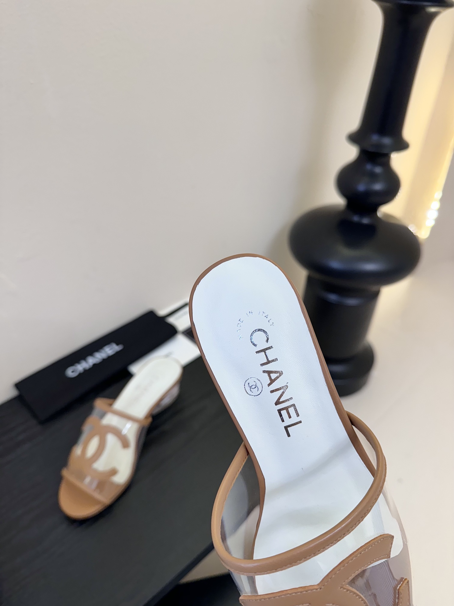 
Chanel 小香 25ss 春夏新品度假 PVC透明胶片 懒人拖 

小香的一款全新设计 鞋面透明材
