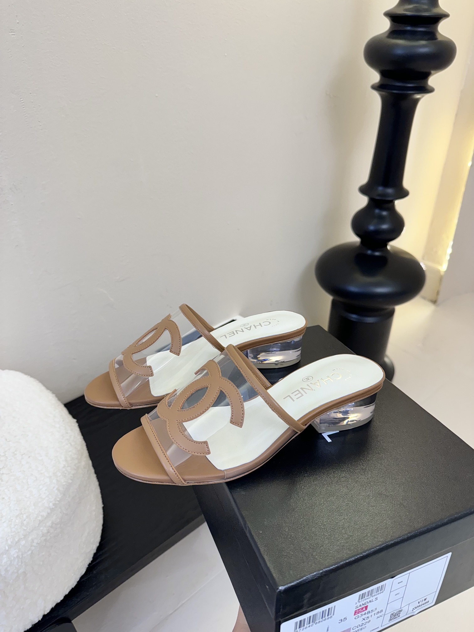
Chanel 小香 25ss 春夏新品度假 PVC透明胶片 懒人拖 

小香的一款全新设计 鞋面透明材