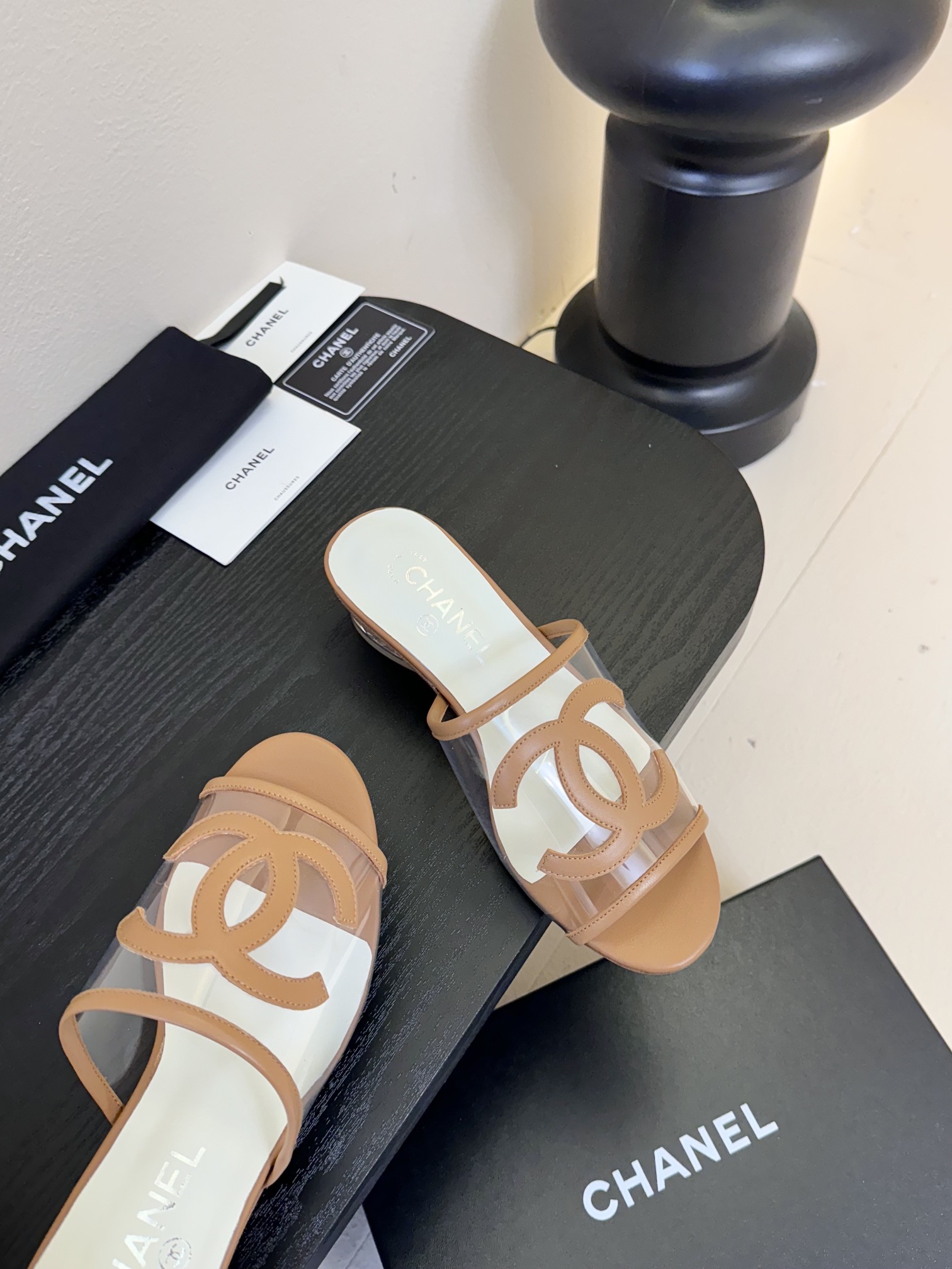 
Chanel 小香 25ss 春夏新品度假 PVC透明胶片 懒人拖 

小香的一款全新设计 鞋面透明材