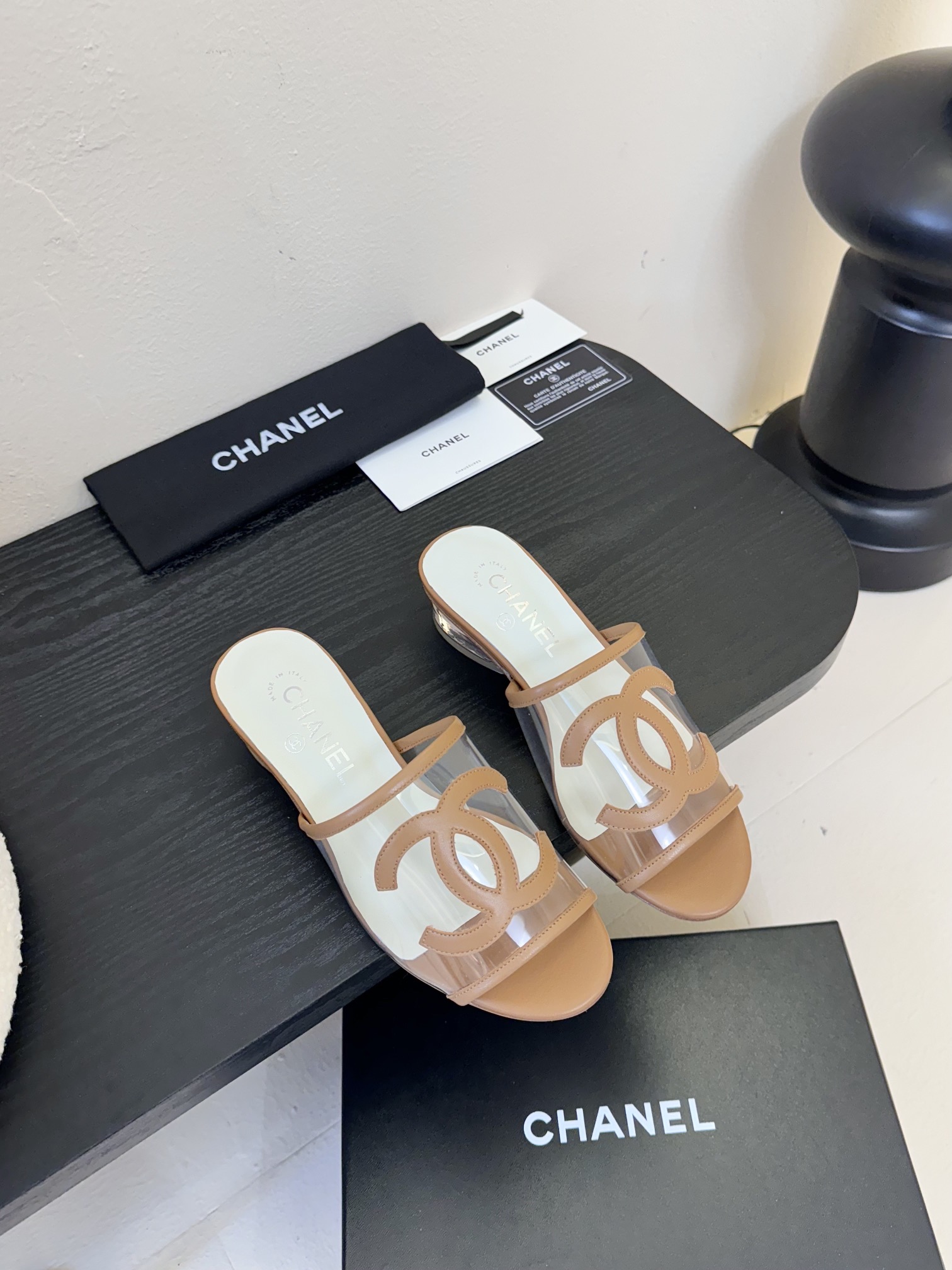 
Chanel 小香 25ss 春夏新品度假 PVC透明胶片 懒人拖 

小香的一款全新设计 鞋面透明材