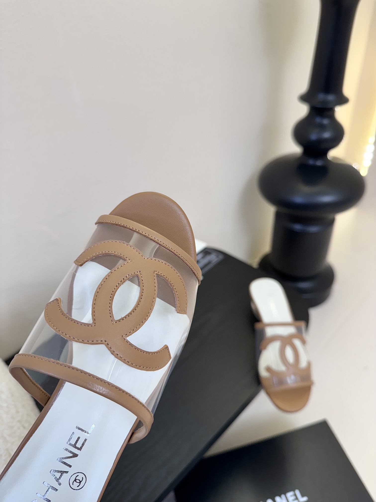 
Chanel 小香 25ss 春夏新品度假 PVC透明胶片 懒人拖 

小香的一款全新设计 鞋面透明材