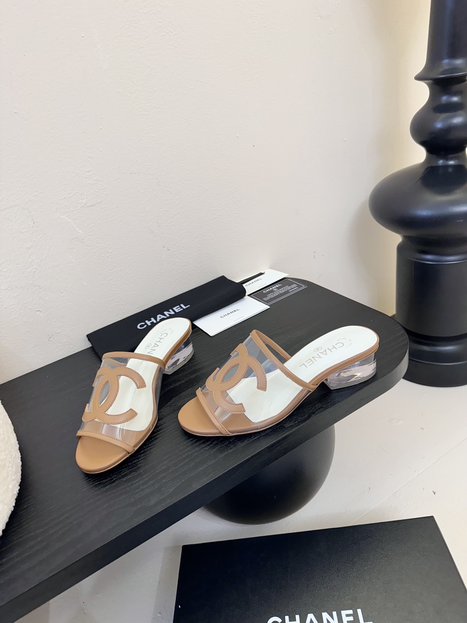 
Chanel 小香 25ss 春夏新品度假 PVC透明胶片 懒人拖 

小香的一款全新设计 鞋面透明材