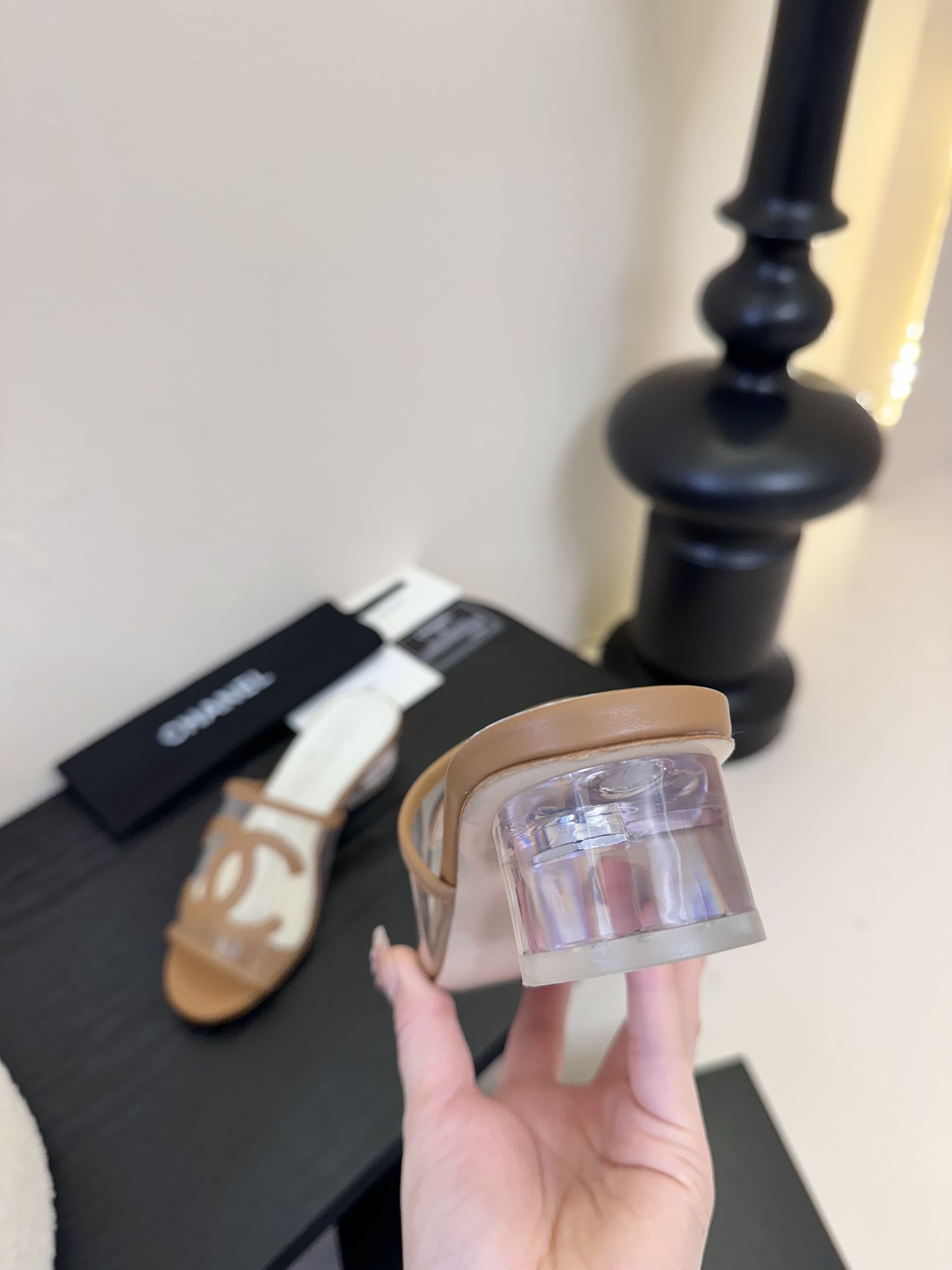 
Chanel 小香 25ss 春夏新品度假 PVC透明胶片 懒人拖 

小香的一款全新设计 鞋面透明材