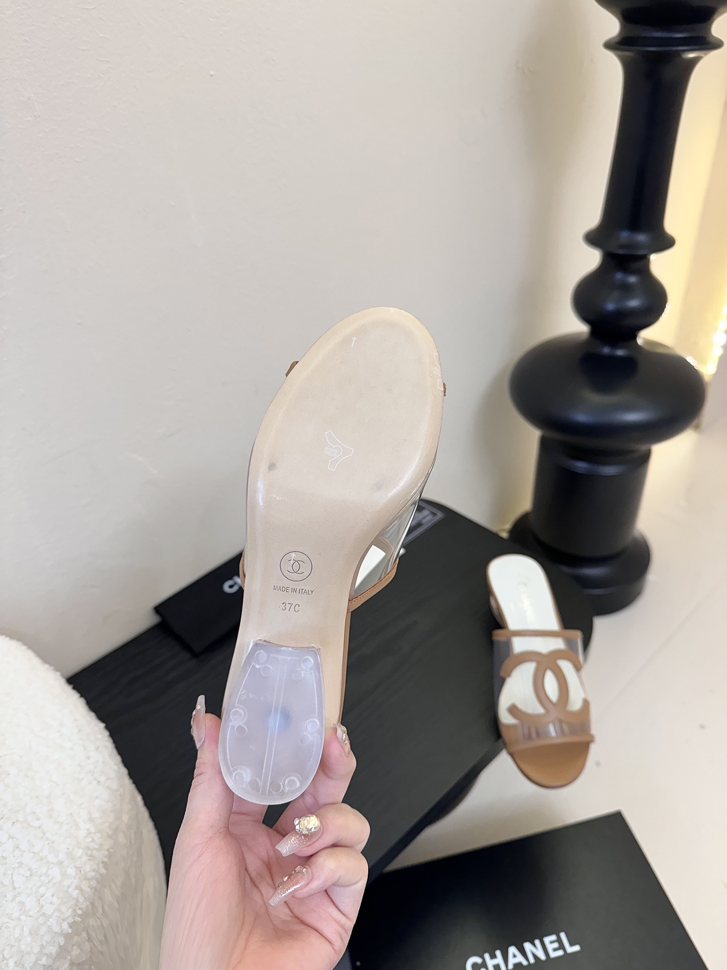 
Chanel 小香 25ss 春夏新品度假 PVC透明胶片 懒人拖 

小香的一款全新设计 鞋面透明材