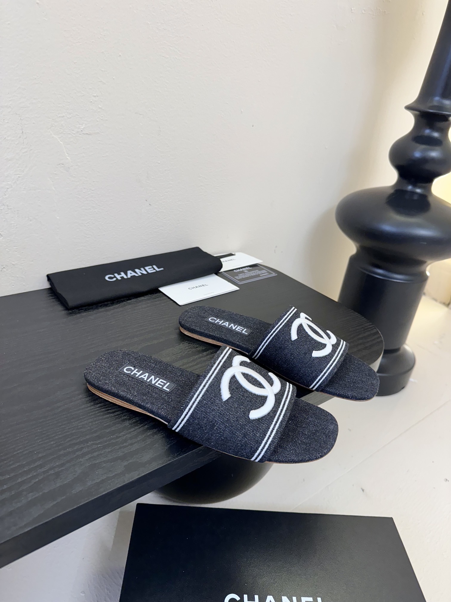 
Chanel 小香 25ss 春夏新品度假 牛仔布懒人拖鞋

小香的一款全新设计 简约百搭上脚超级美的