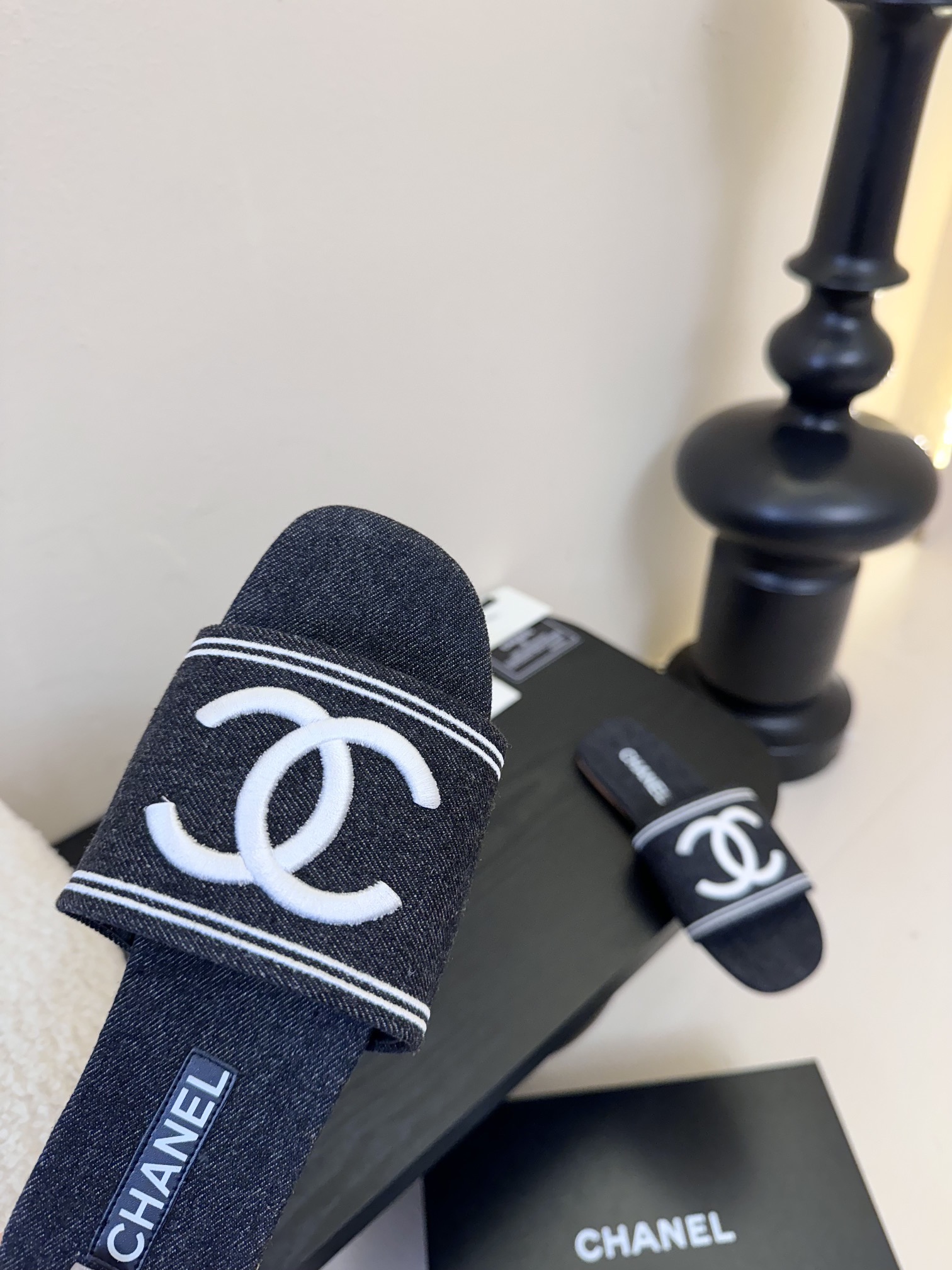 
Chanel 小香 25ss 春夏新品度假 牛仔布懒人拖鞋

小香的一款全新设计 简约百搭上脚超级美的