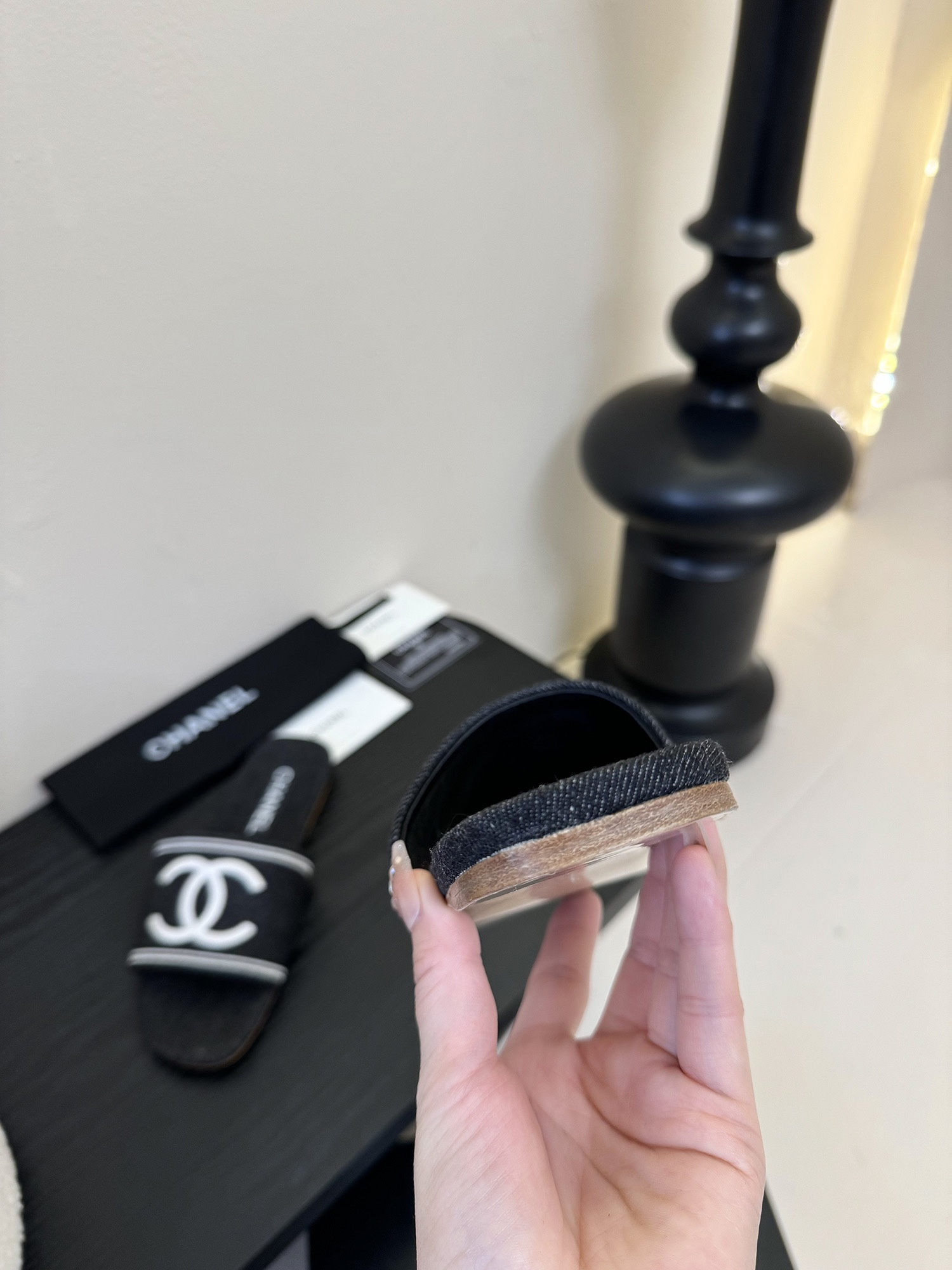 
Chanel 小香 25ss 春夏新品度假 牛仔布懒人拖鞋

小香的一款全新设计 简约百搭上脚超级美的
