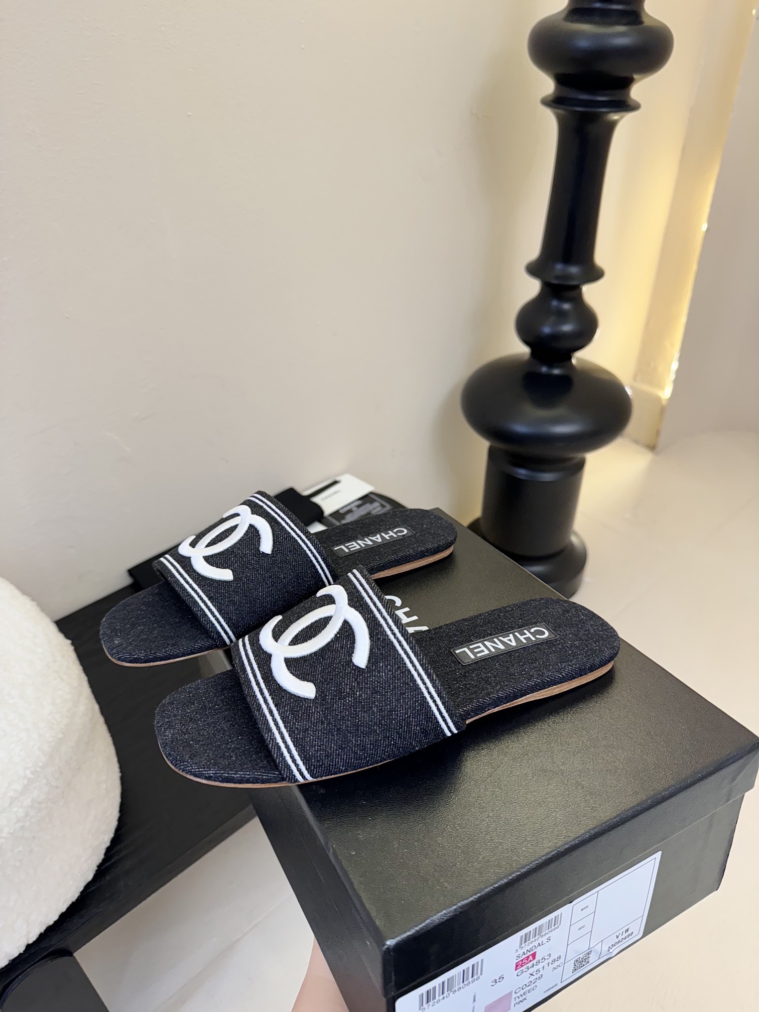 
Chanel 小香 25ss 春夏新品度假 牛仔布懒人拖鞋

小香的一款全新设计 简约百搭上脚超级美的