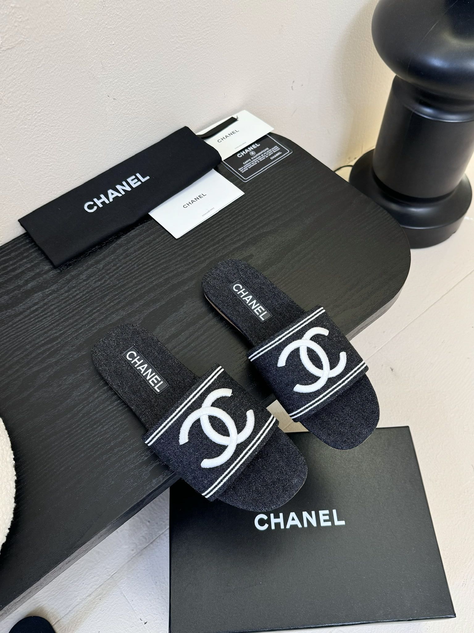 
Chanel 小香 25ss 春夏新品度假 牛仔布懒人拖鞋

小香的一款全新设计 简约百搭上脚超级美的