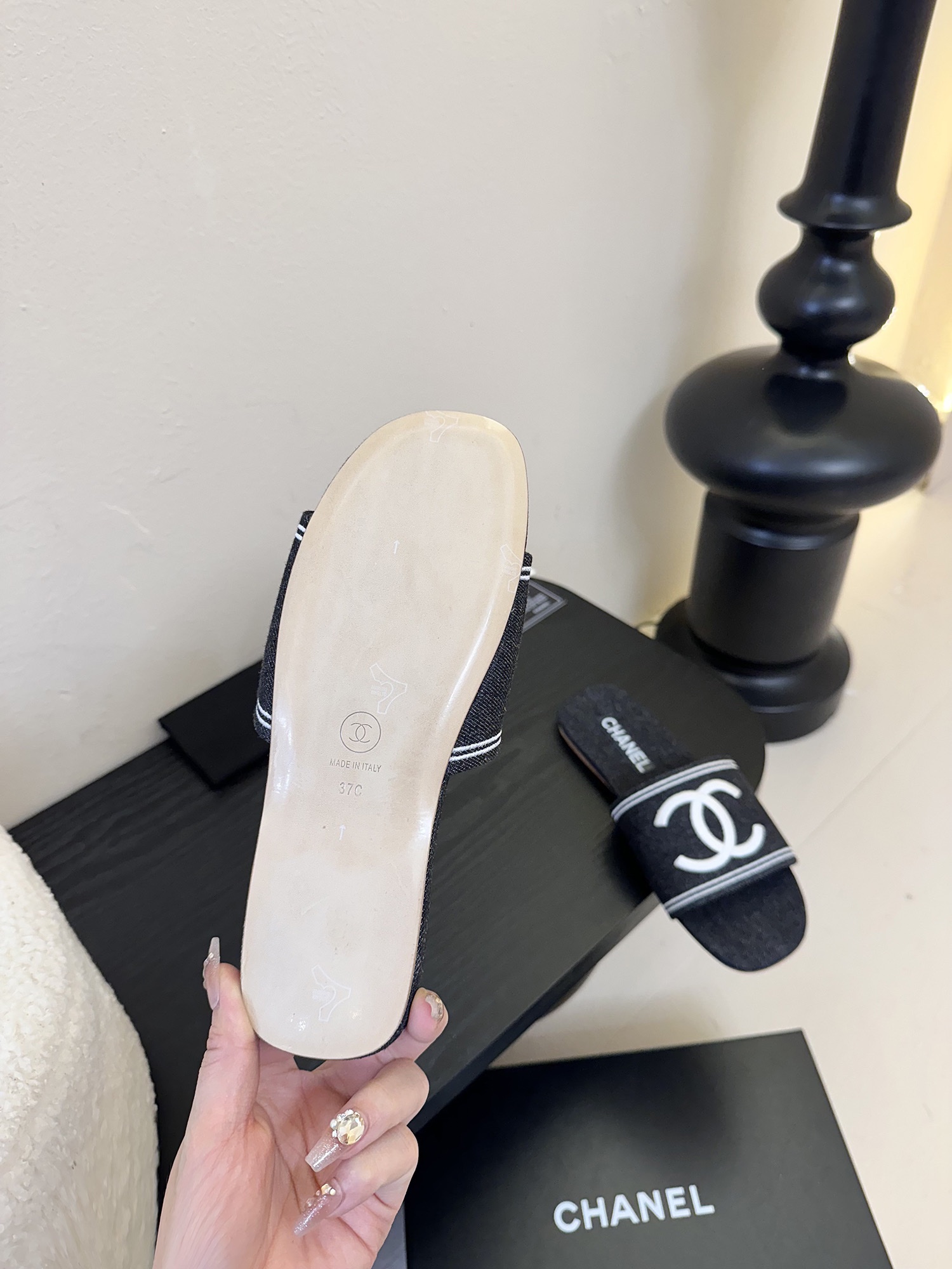 
Chanel 小香 25ss 春夏新品度假 牛仔布懒人拖鞋

小香的一款全新设计 简约百搭上脚超级美的