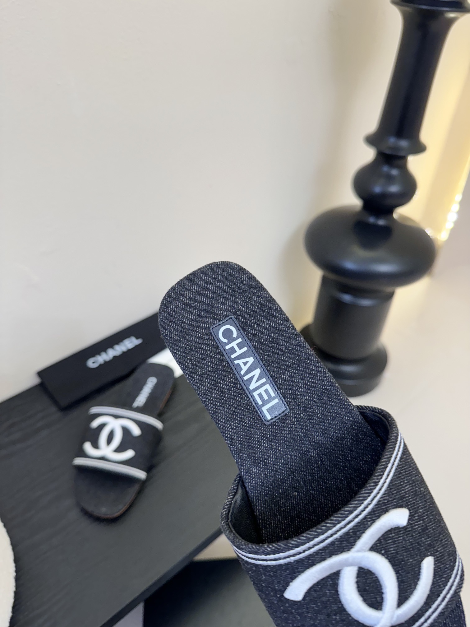 
Chanel 小香 25ss 春夏新品度假 牛仔布懒人拖鞋

小香的一款全新设计 简约百搭上脚超级美的